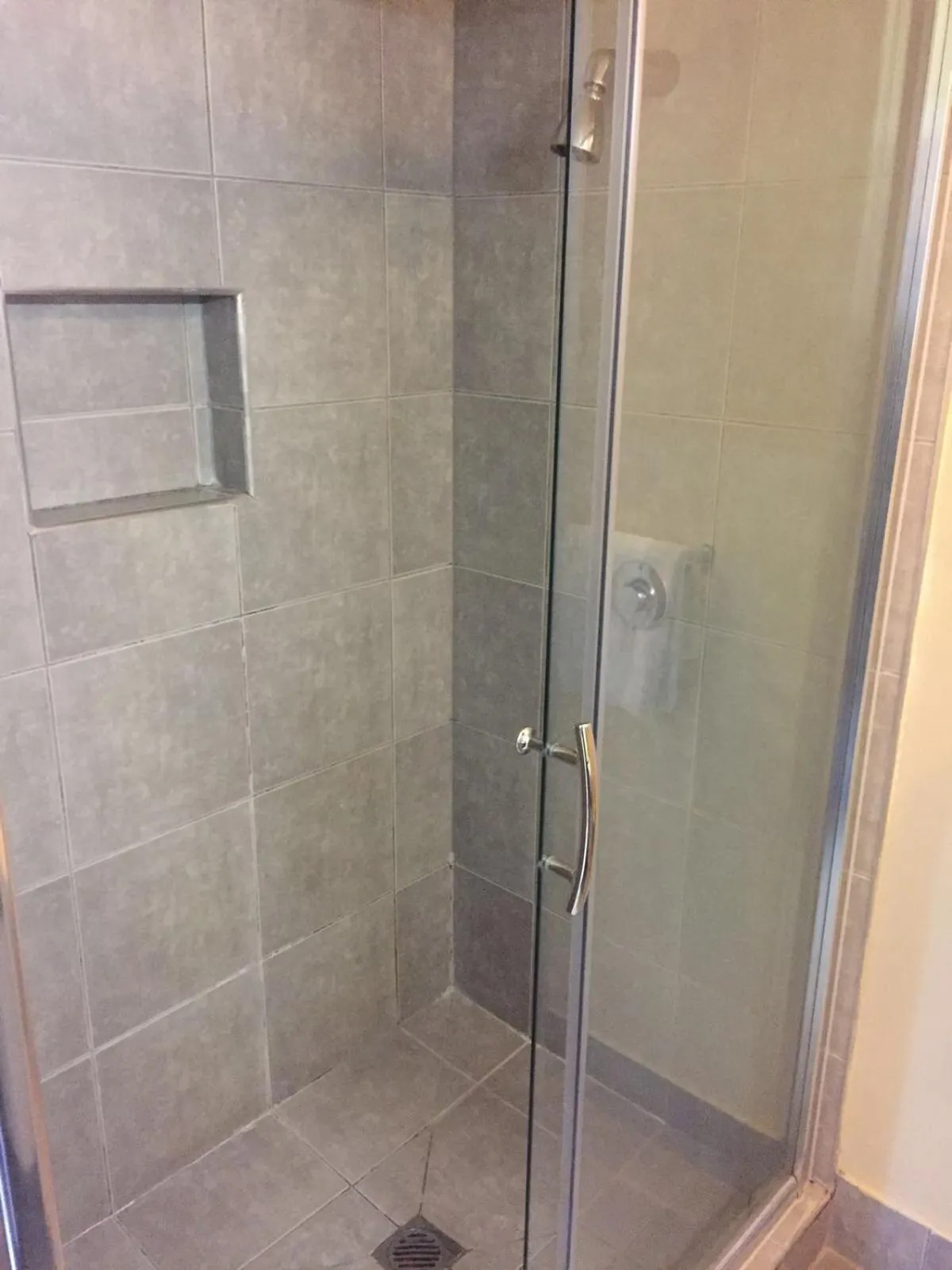 Shower in Auckland Airport Kiwi Motel