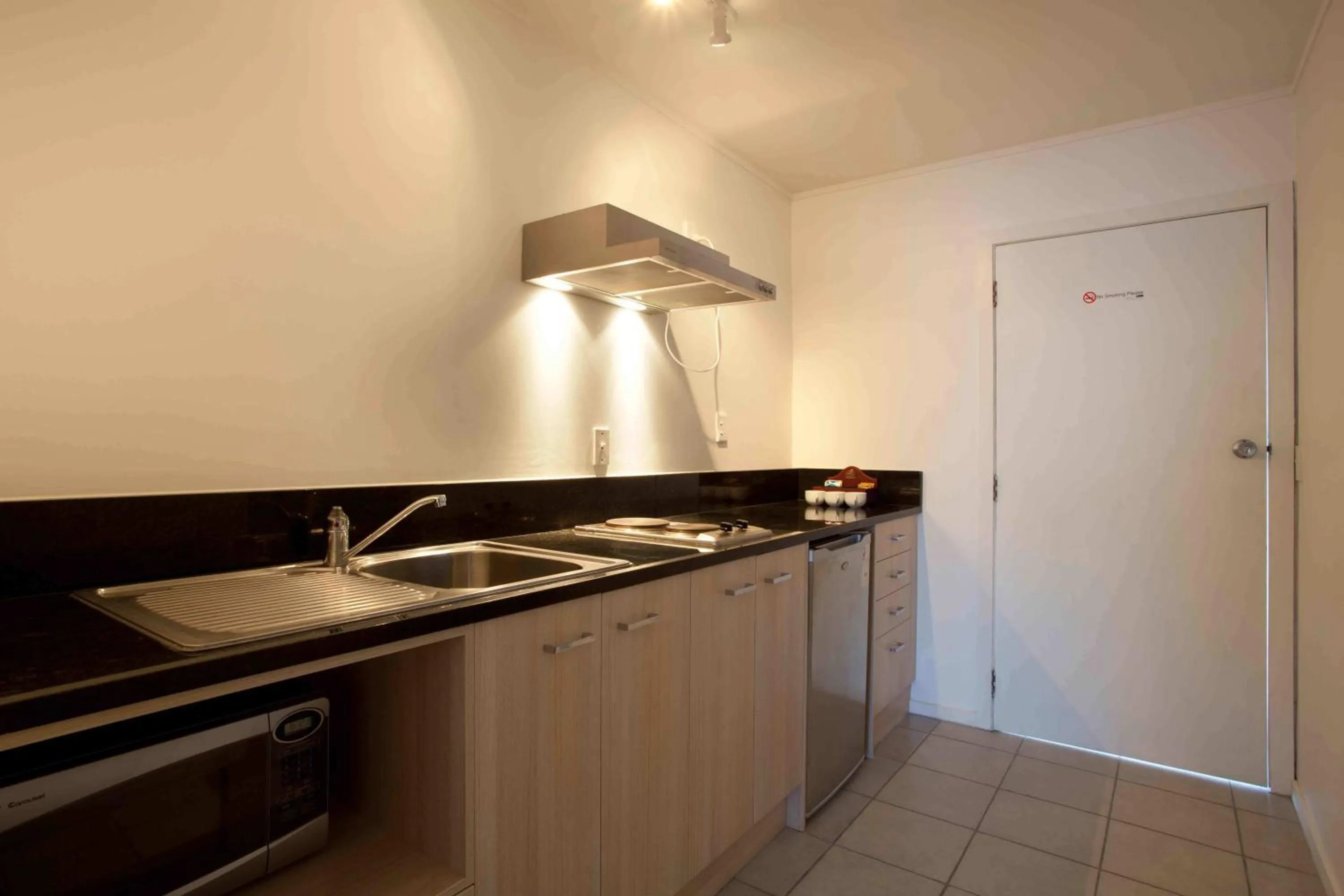 Kitchen or kitchenette in Auckland Airport Kiwi Motel