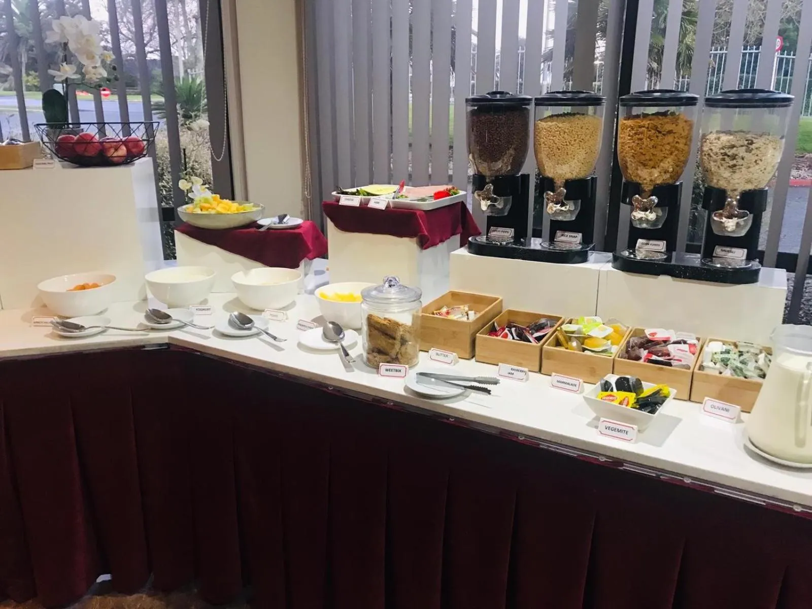 Breakfast in Auckland Airport Kiwi Motel