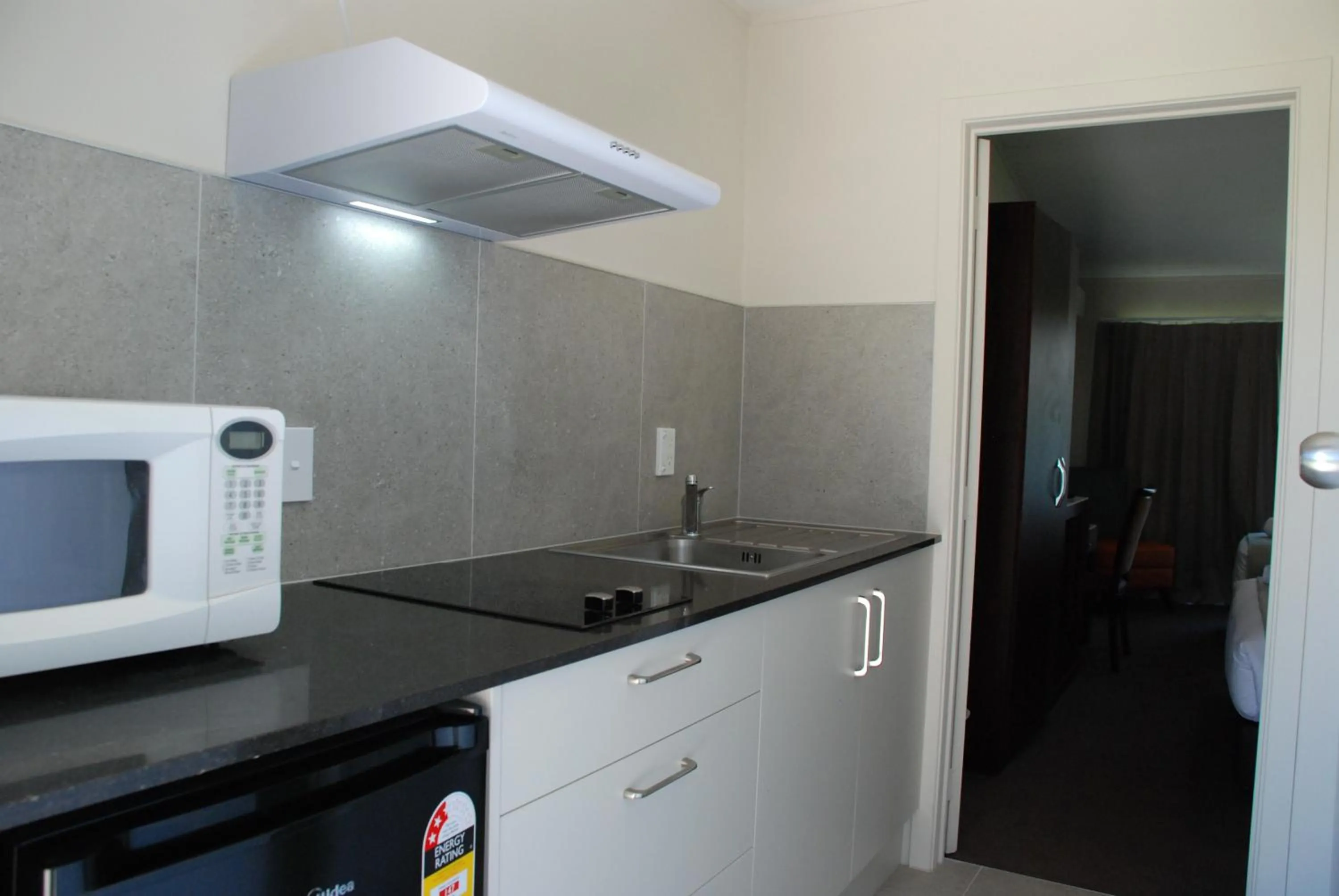 Kitchen or kitchenette in Auckland Airport Kiwi Motel