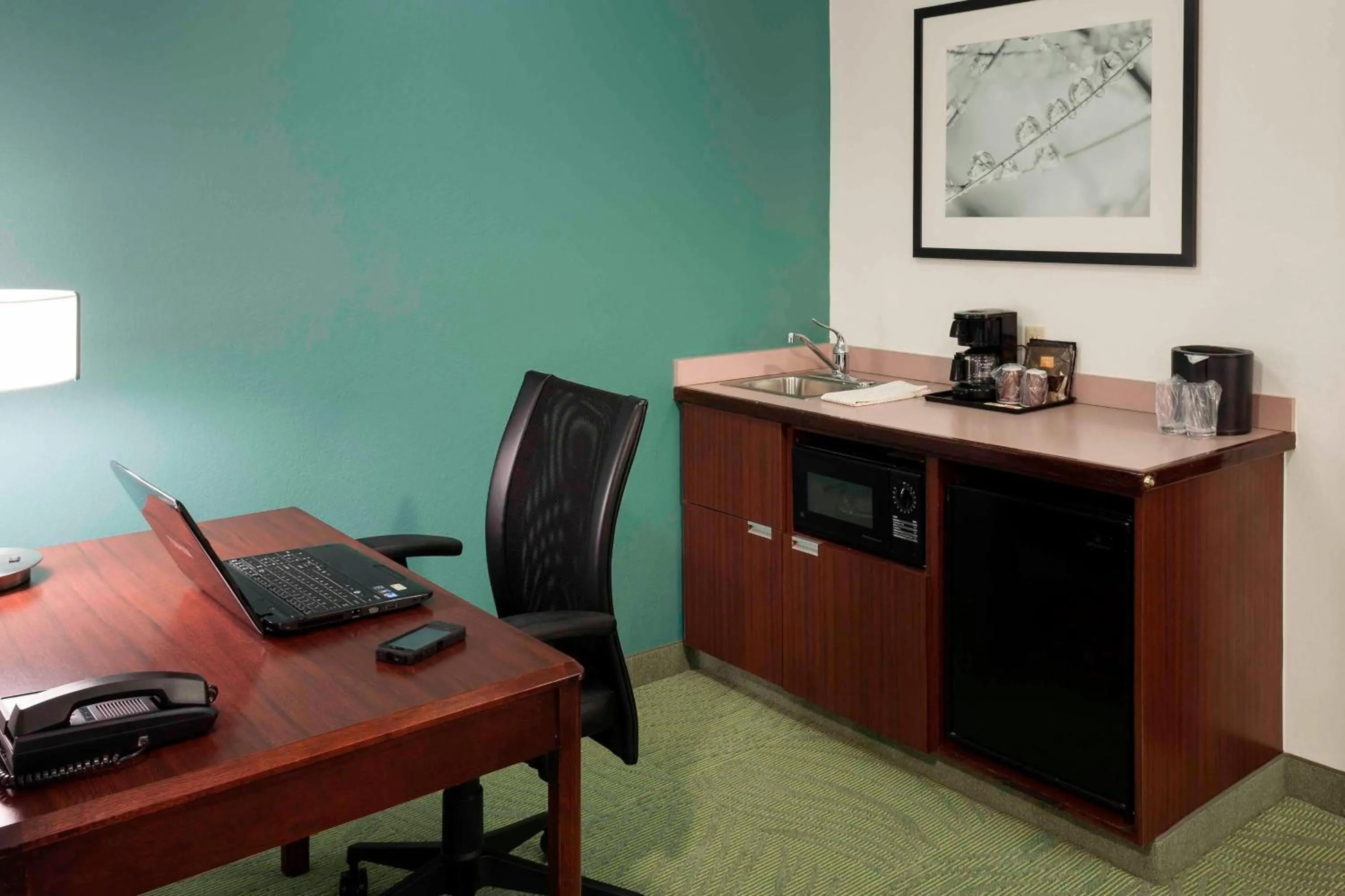 Photo of the whole room in SpringHill Suites Kansas City Overland Park