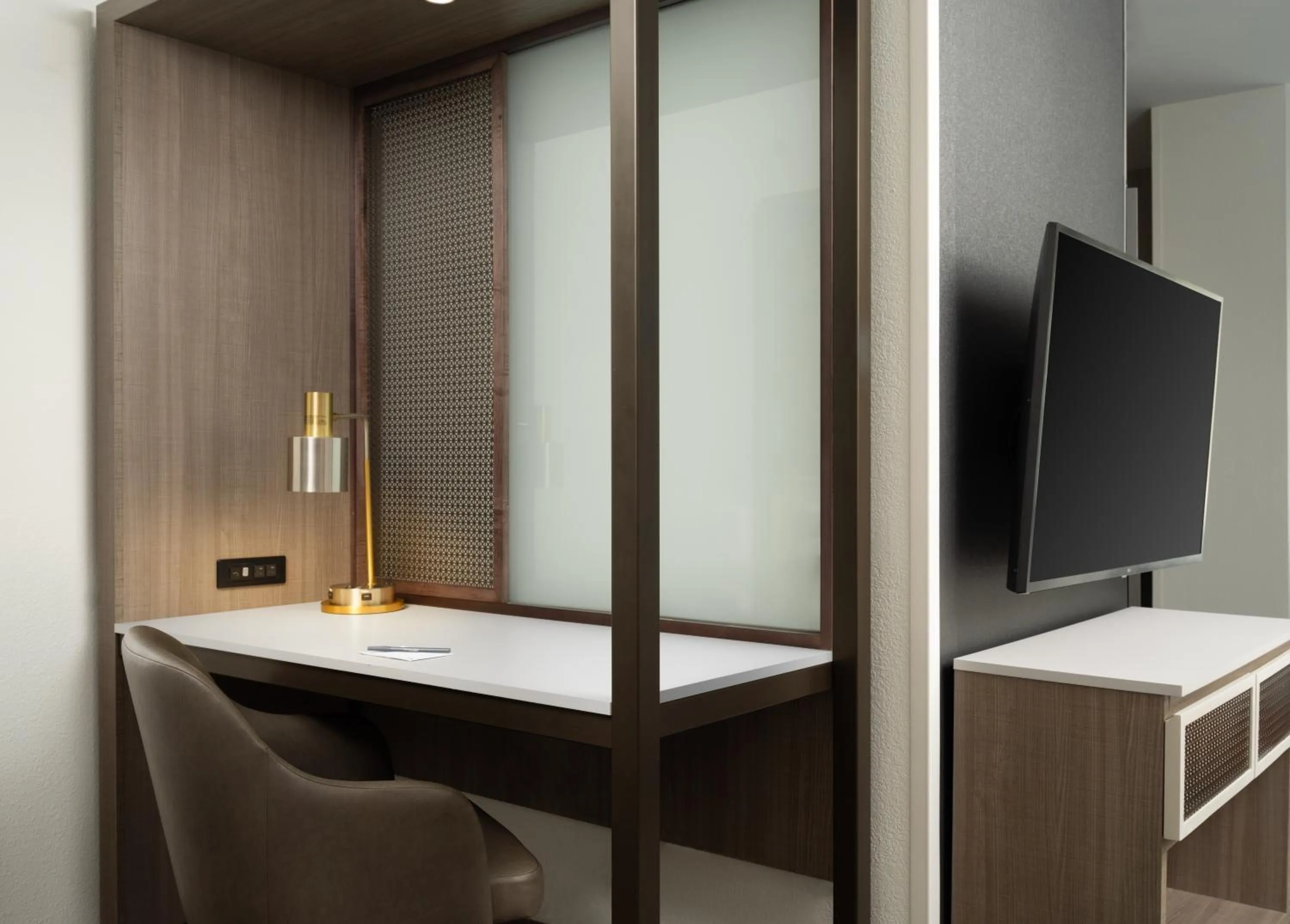 TV and multimedia in SpringHill Suites Kansas City Overland Park