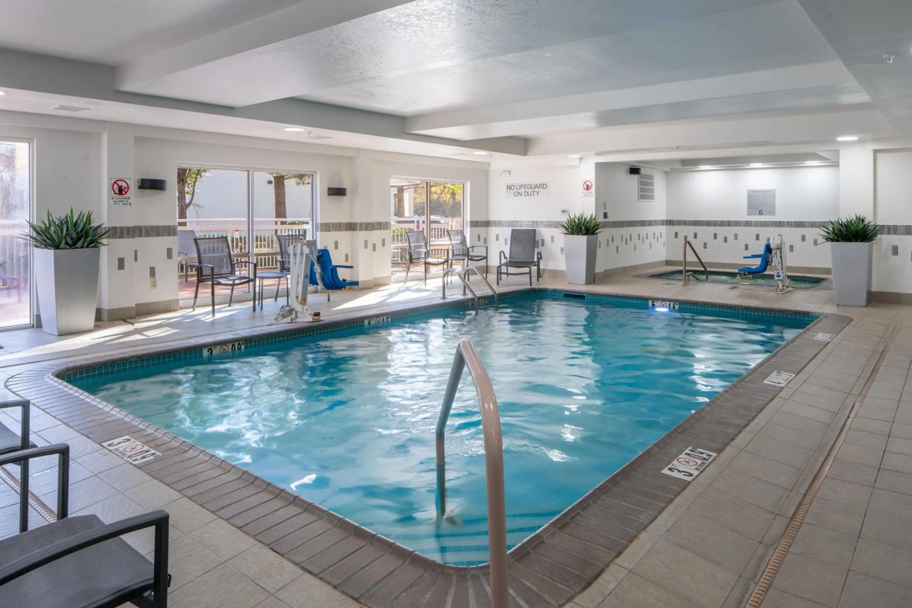 Swimming pool in Fairfield Inn and Suites Memphis Germantown