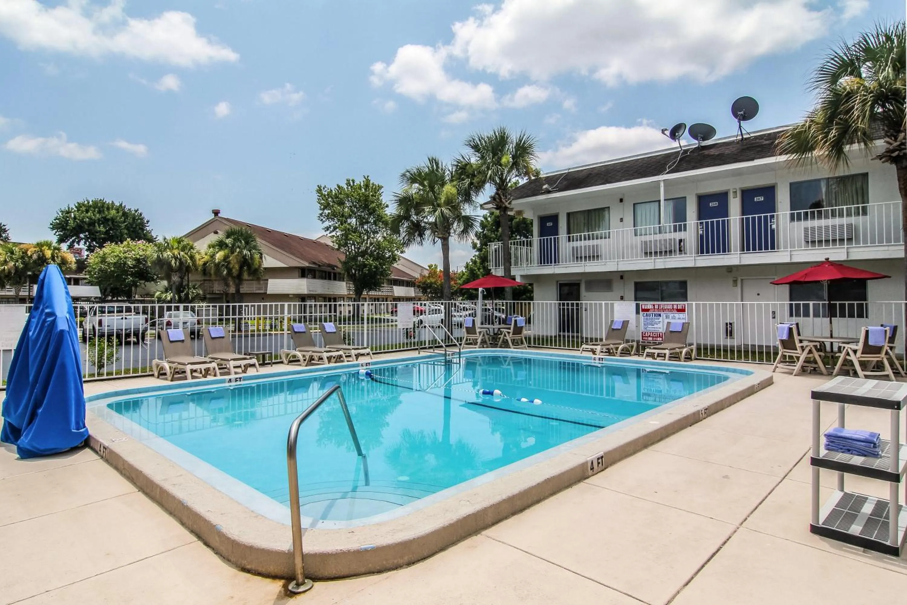 Swimming pool in Motel 6-Jacksonville, FL - Orange Park