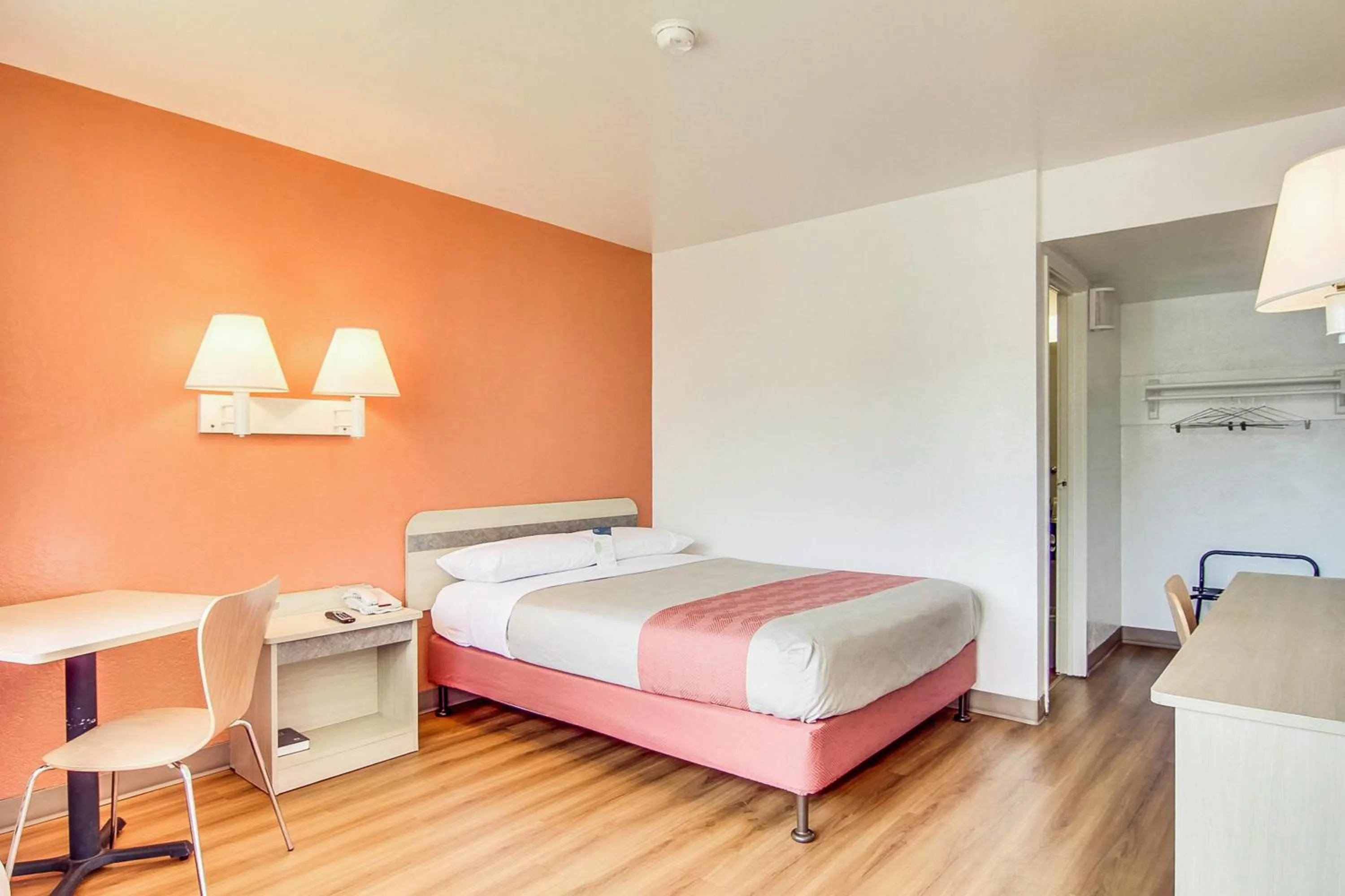 Bedroom, Bed in Motel 6-Jacksonville, FL - Orange Park