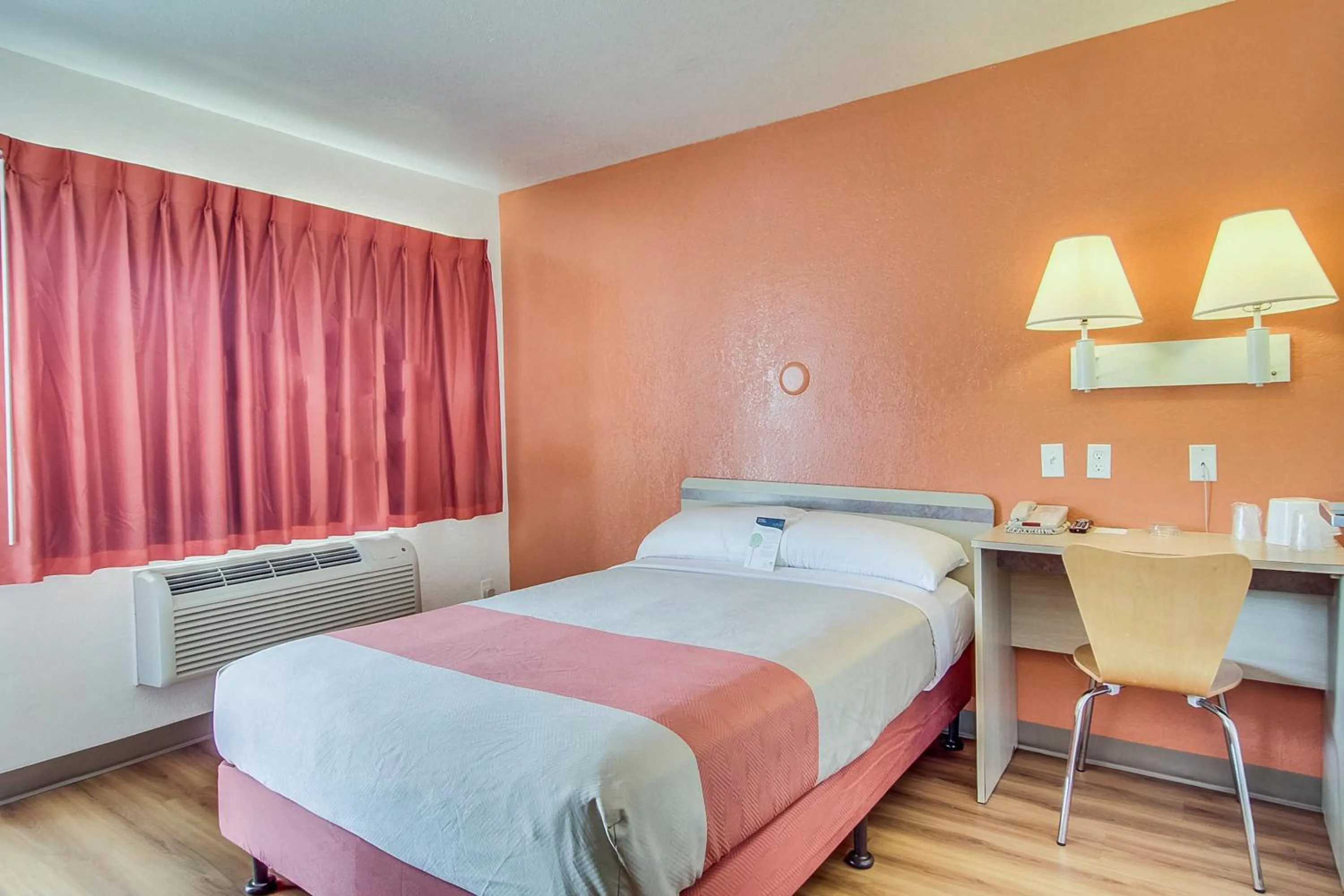 Bedroom, Bed in Motel 6-Jacksonville, FL - Orange Park