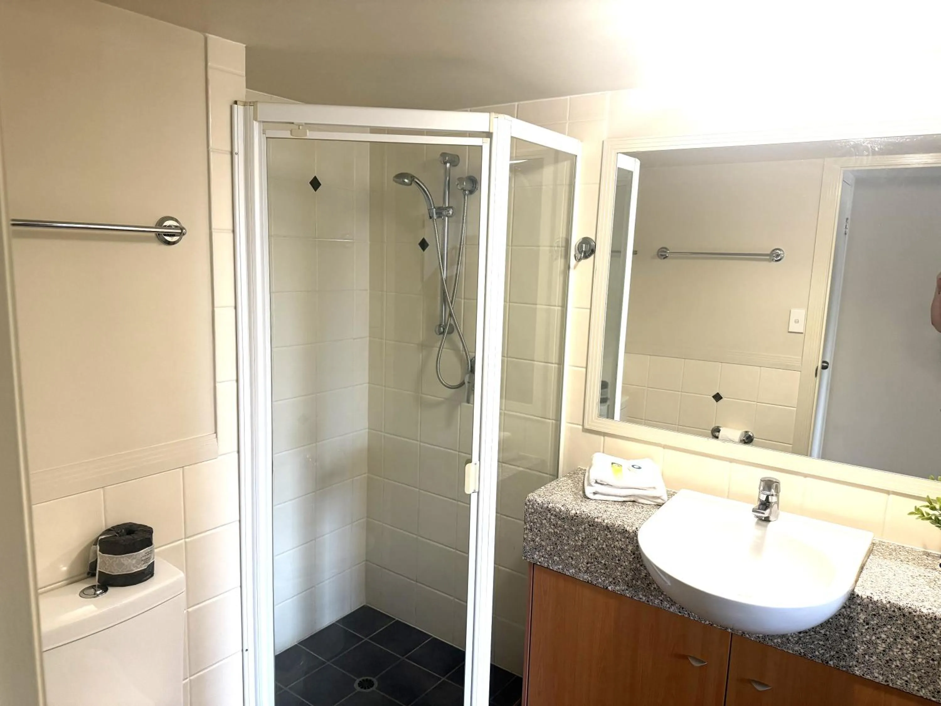 Shower in Sandcastles On The Broadwater