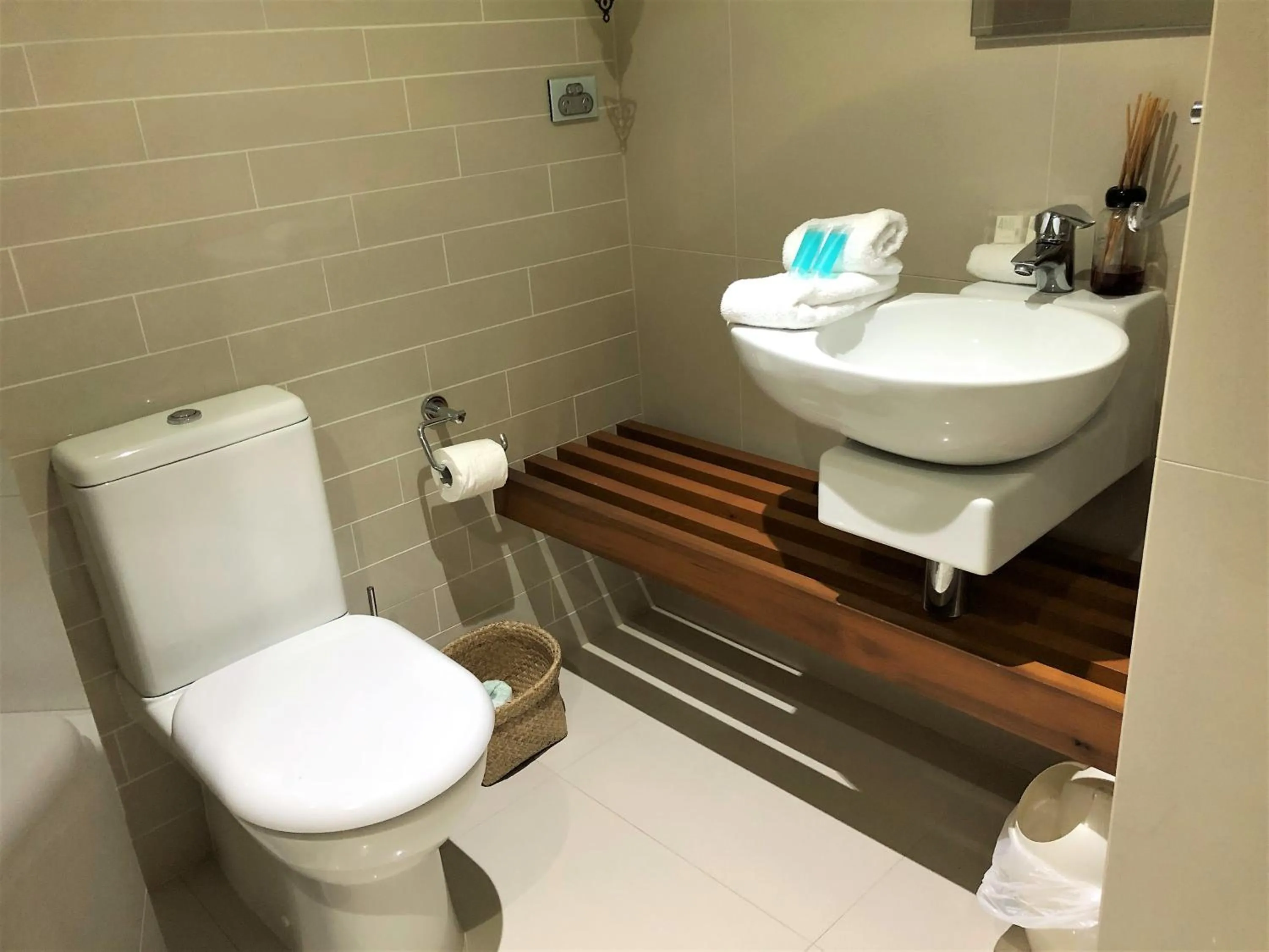 Shower in Sandcastles On The Broadwater