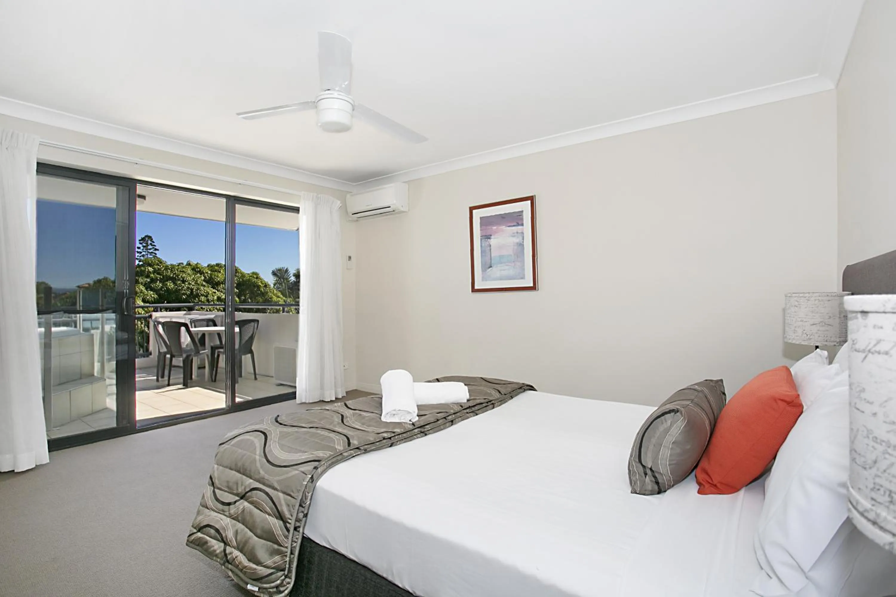 Bathroom, Bed in Sandcastles On The Broadwater