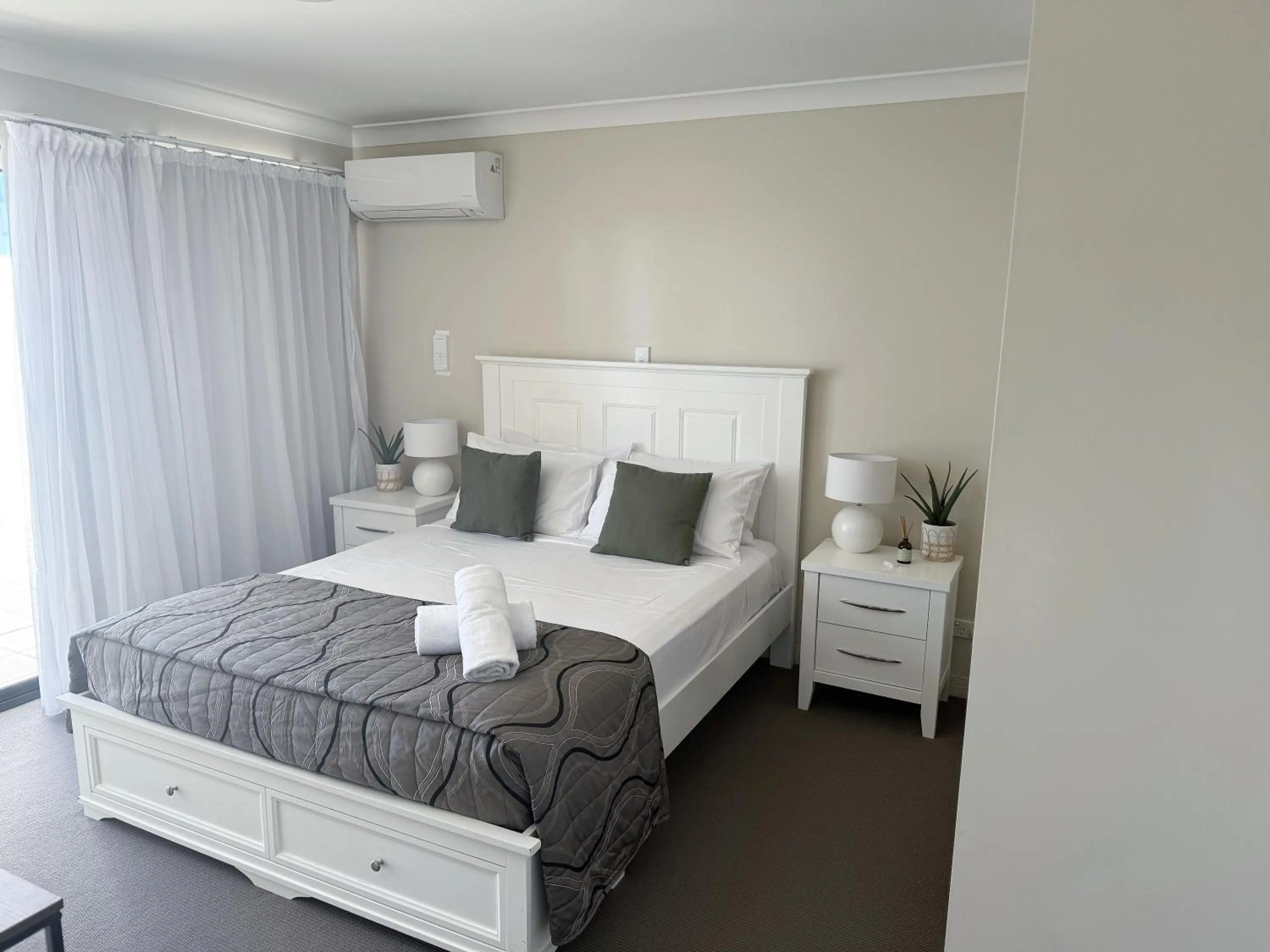 Bed in Sandcastles On The Broadwater