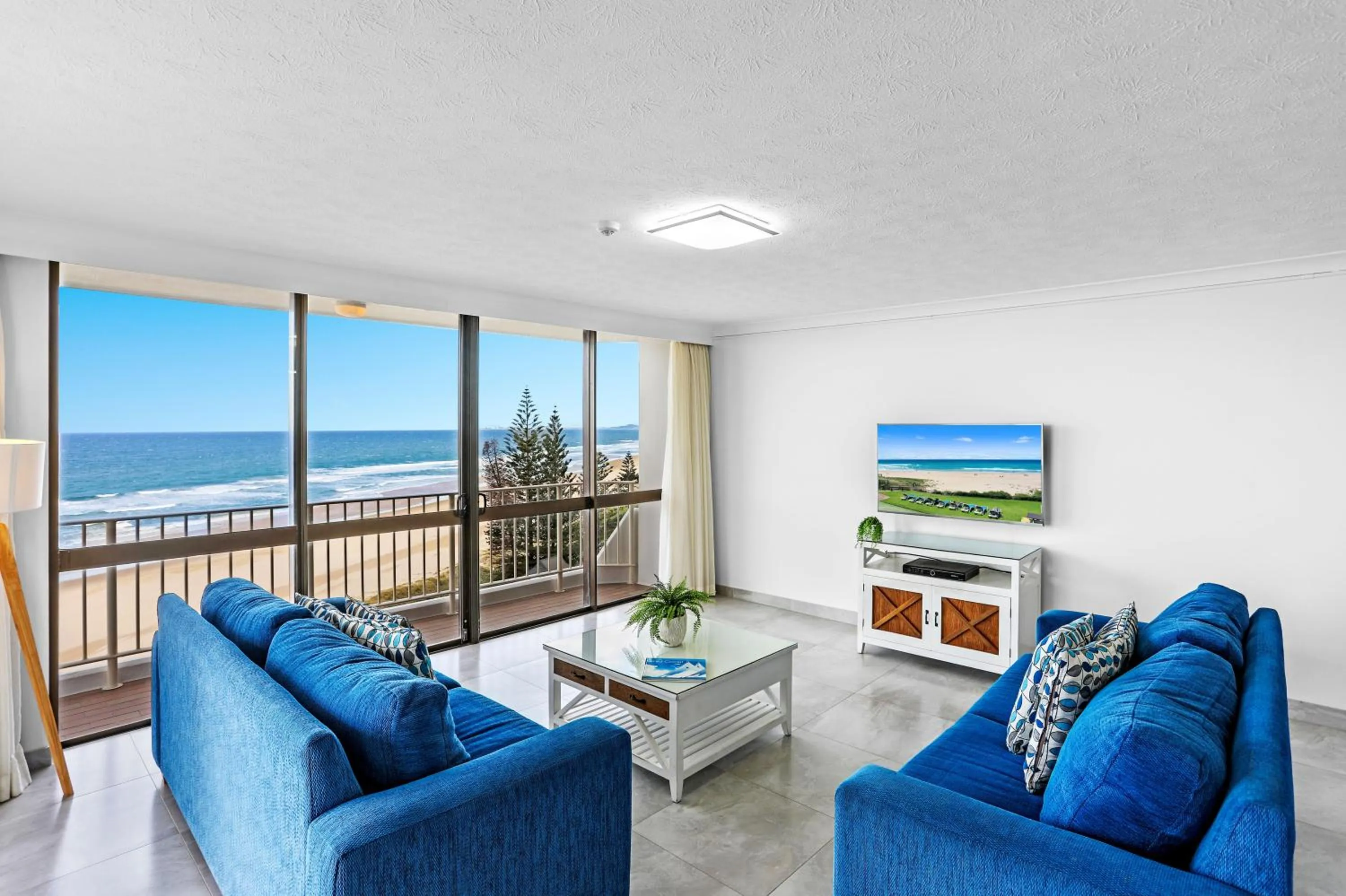TV and multimedia in Breakers North Absolute Beachfront Apartments - Official