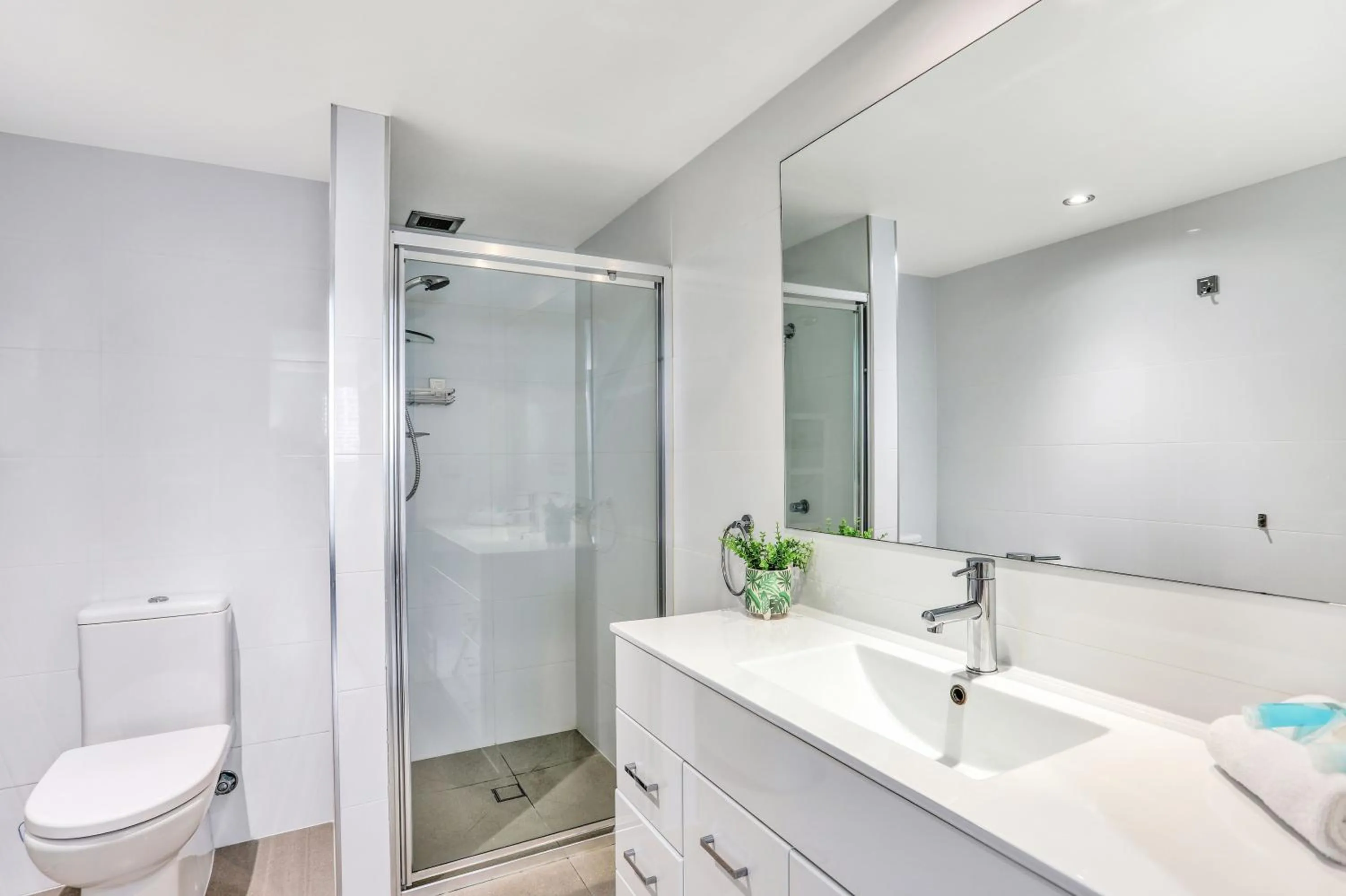 Shower in Breakers North Absolute Beachfront Apartments - Official