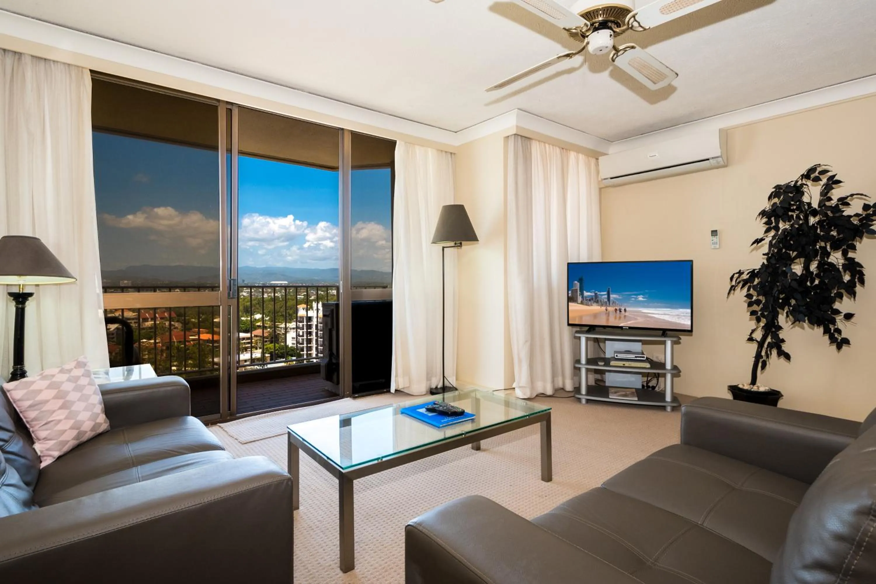 TV and multimedia in Breakers North Absolute Beachfront Apartments - Official