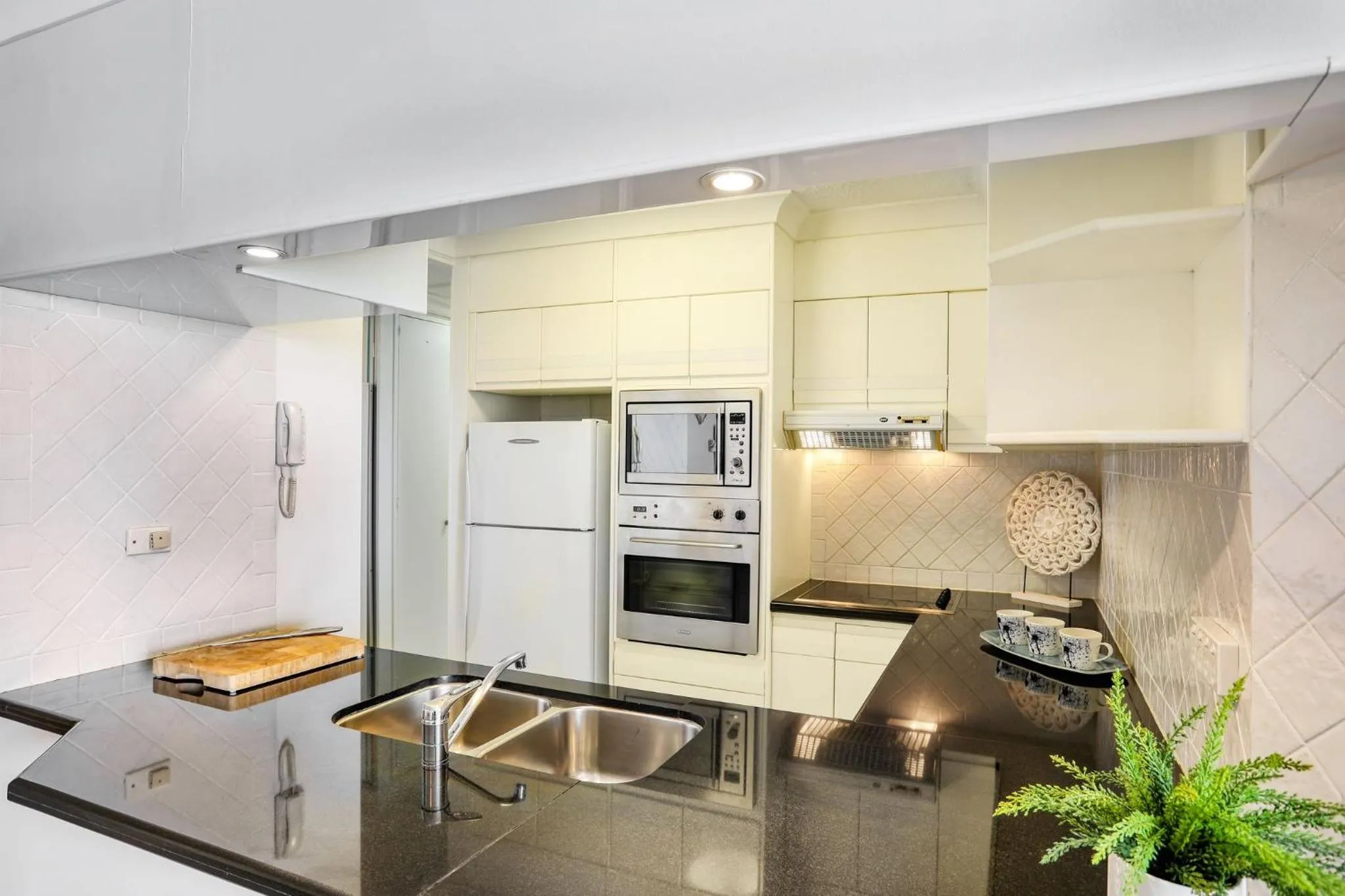 Kitchen or kitchenette in Breakers North Absolute Beachfront Apartments - Official
