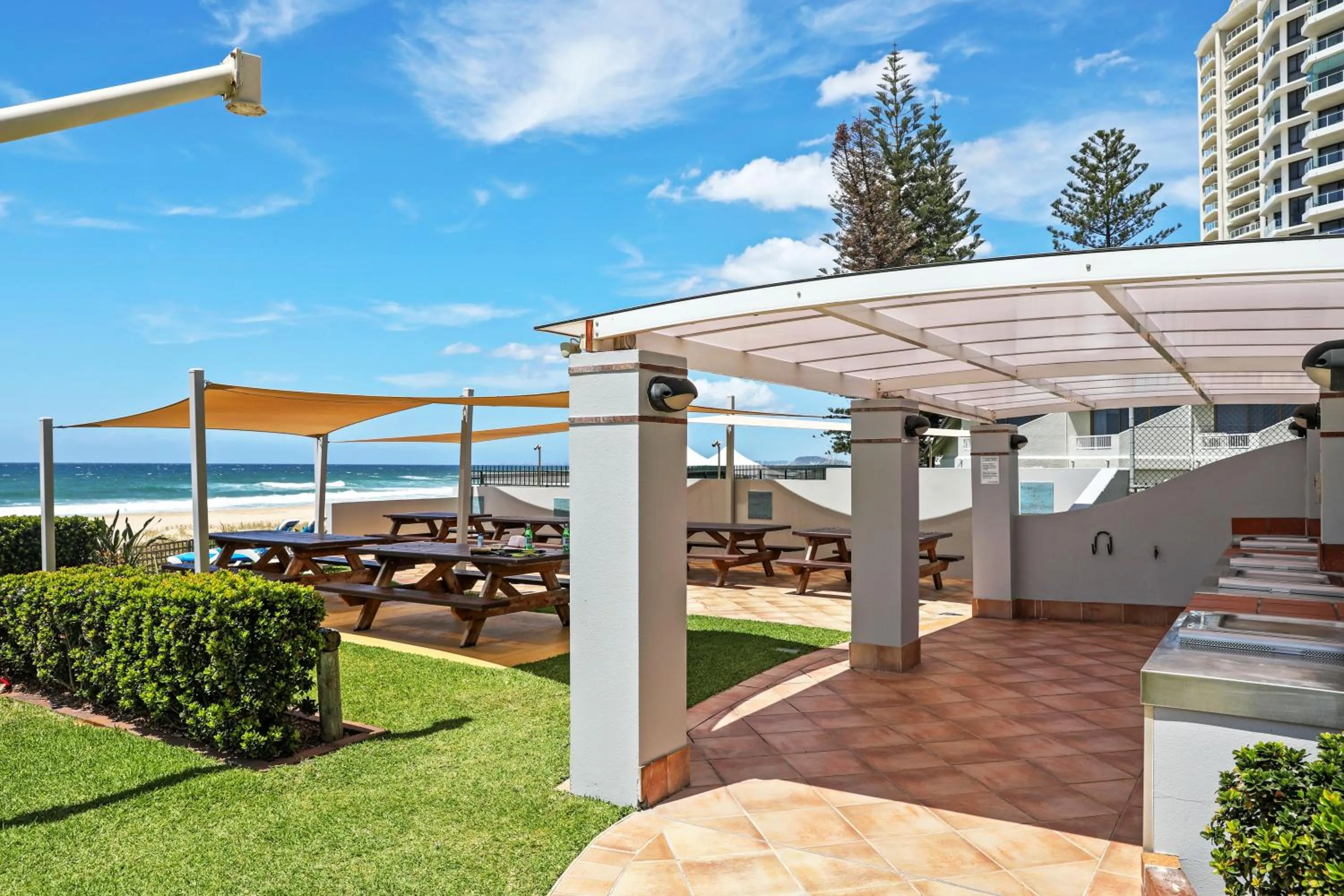 Property building in Breakers North Absolute Beachfront Apartments - Official