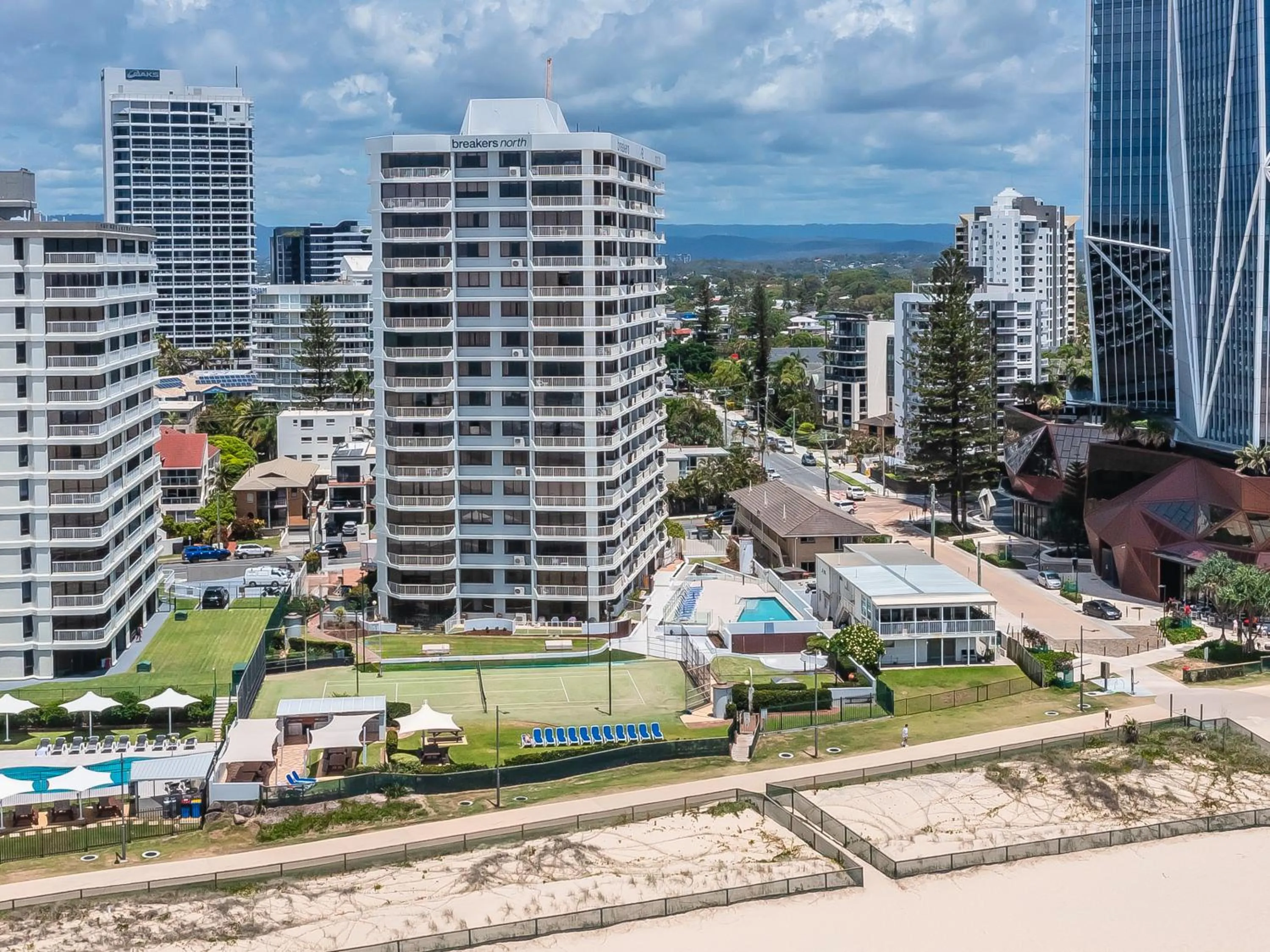 Property building in Breakers North Absolute Beachfront Apartments - Official