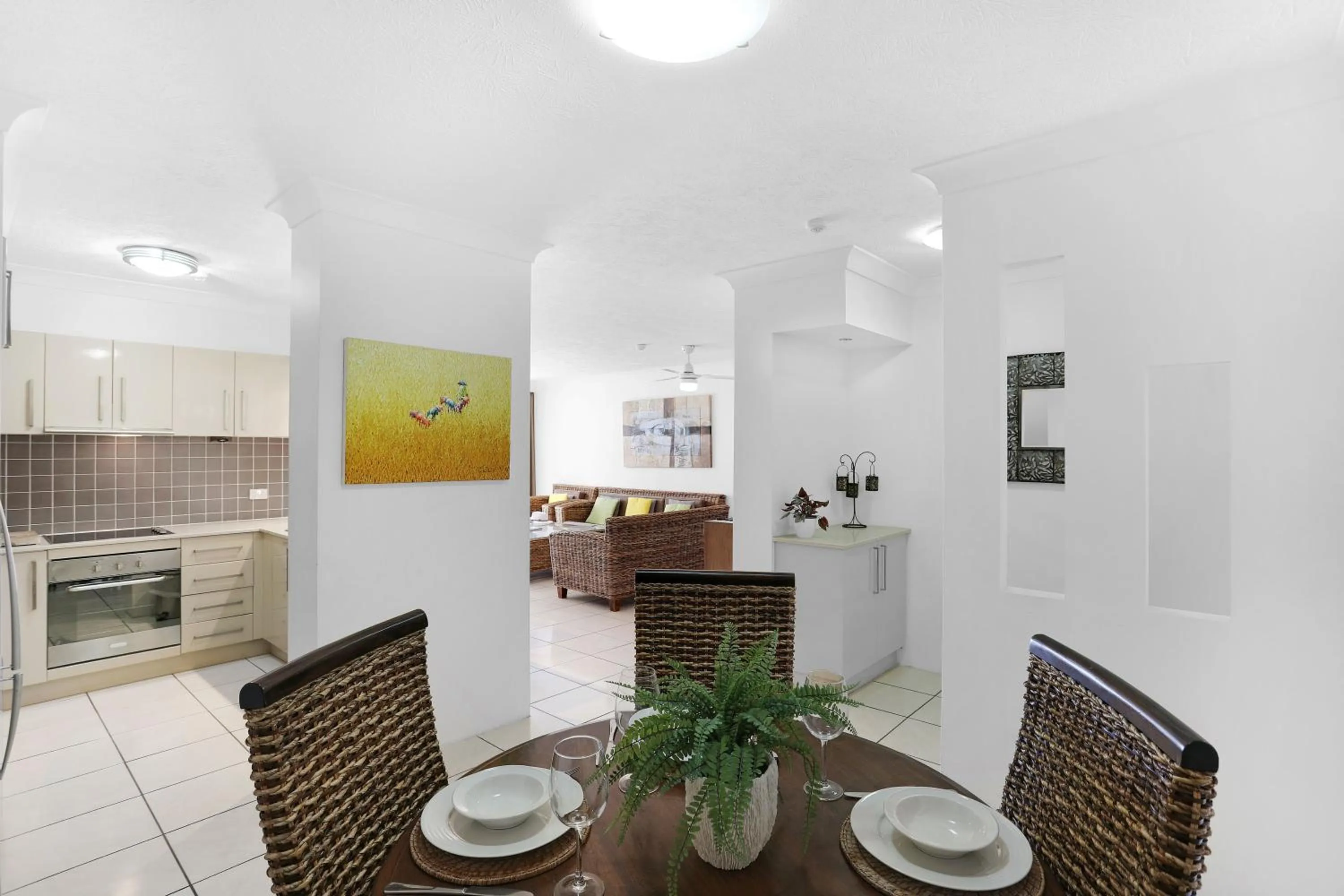 Dining area in Breakers North Absolute Beachfront Apartments - Official