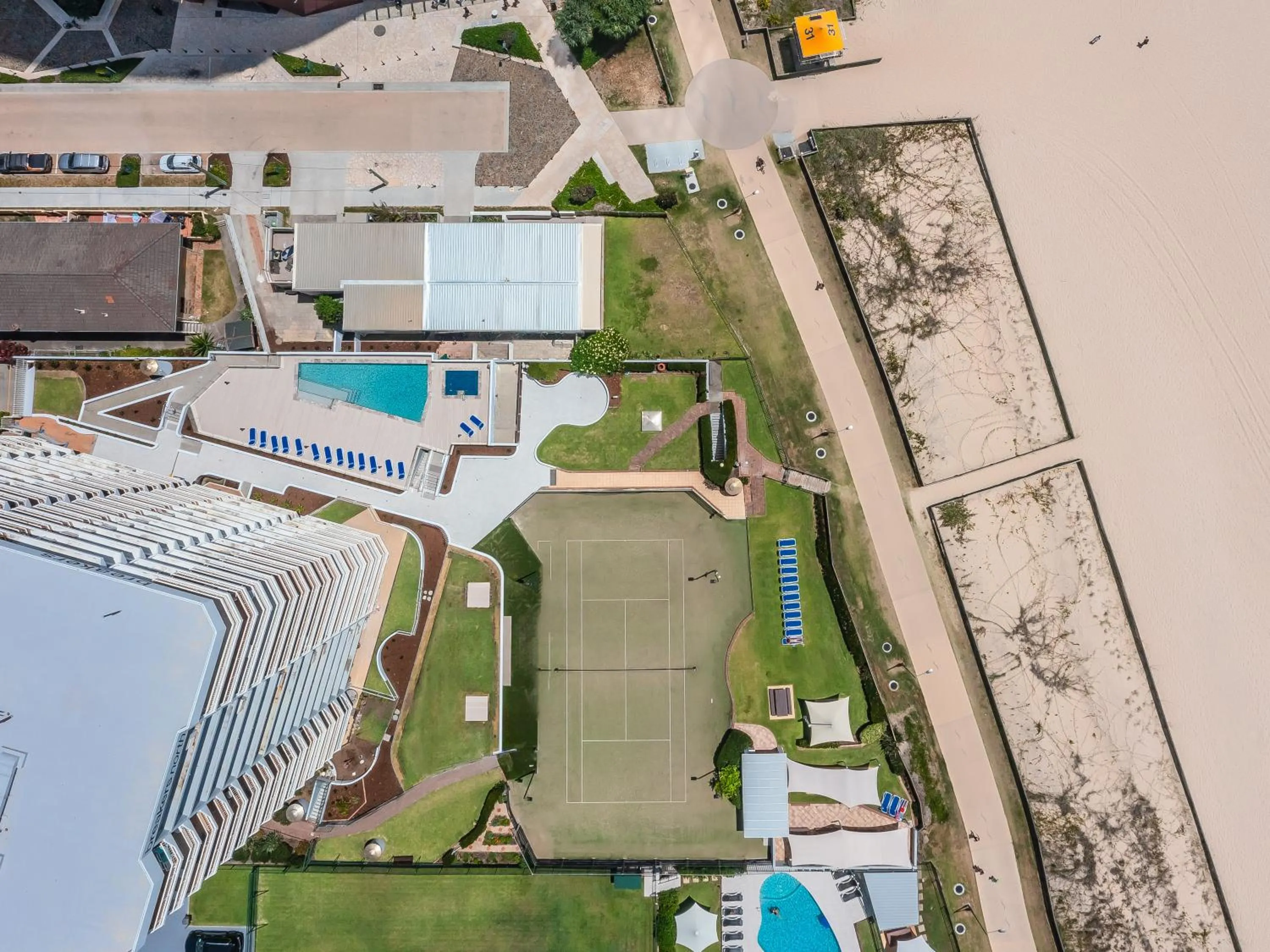 Property building in Breakers North Absolute Beachfront Apartments - Official