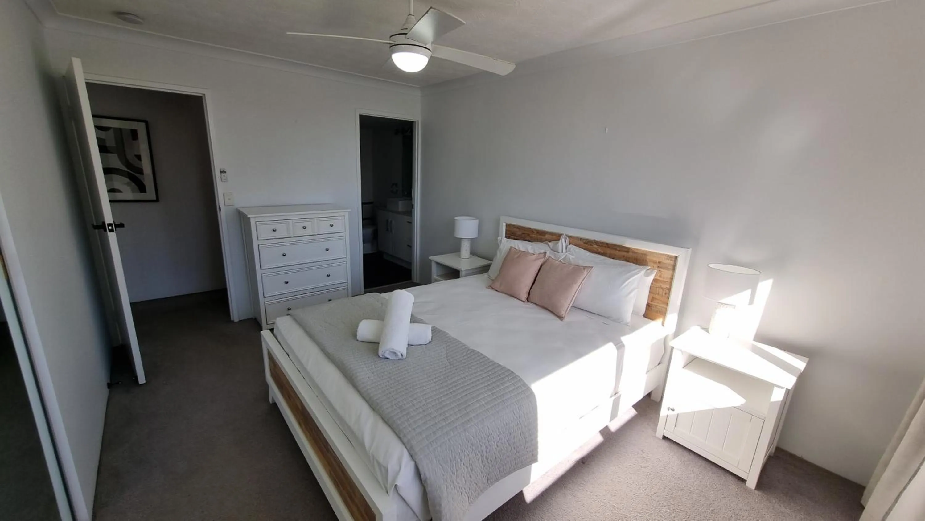 Bedroom, Bed in Breakers North Absolute Beachfront Apartments - Official