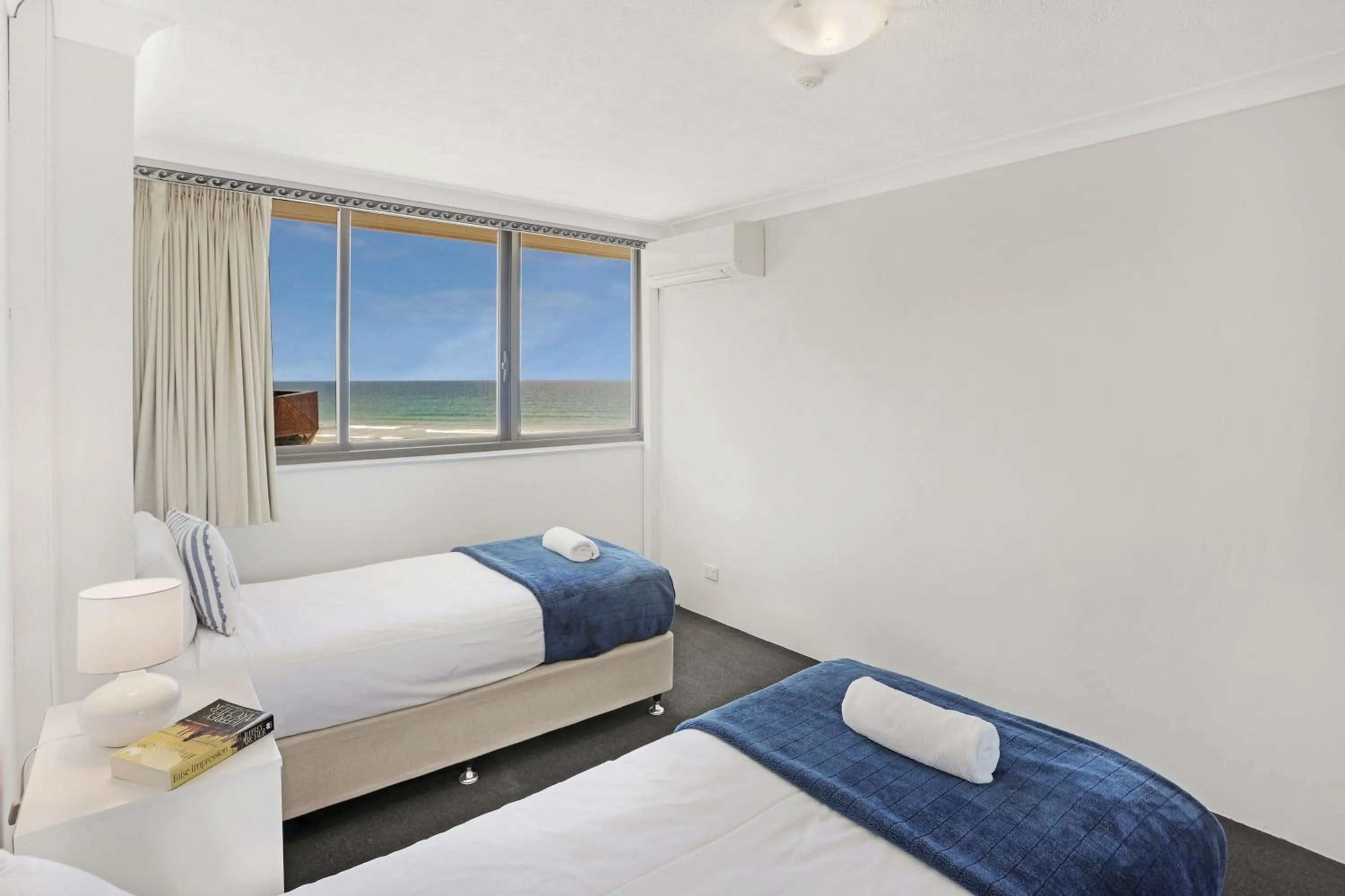 Bedroom, Bed in Breakers North Absolute Beachfront Apartments - Official