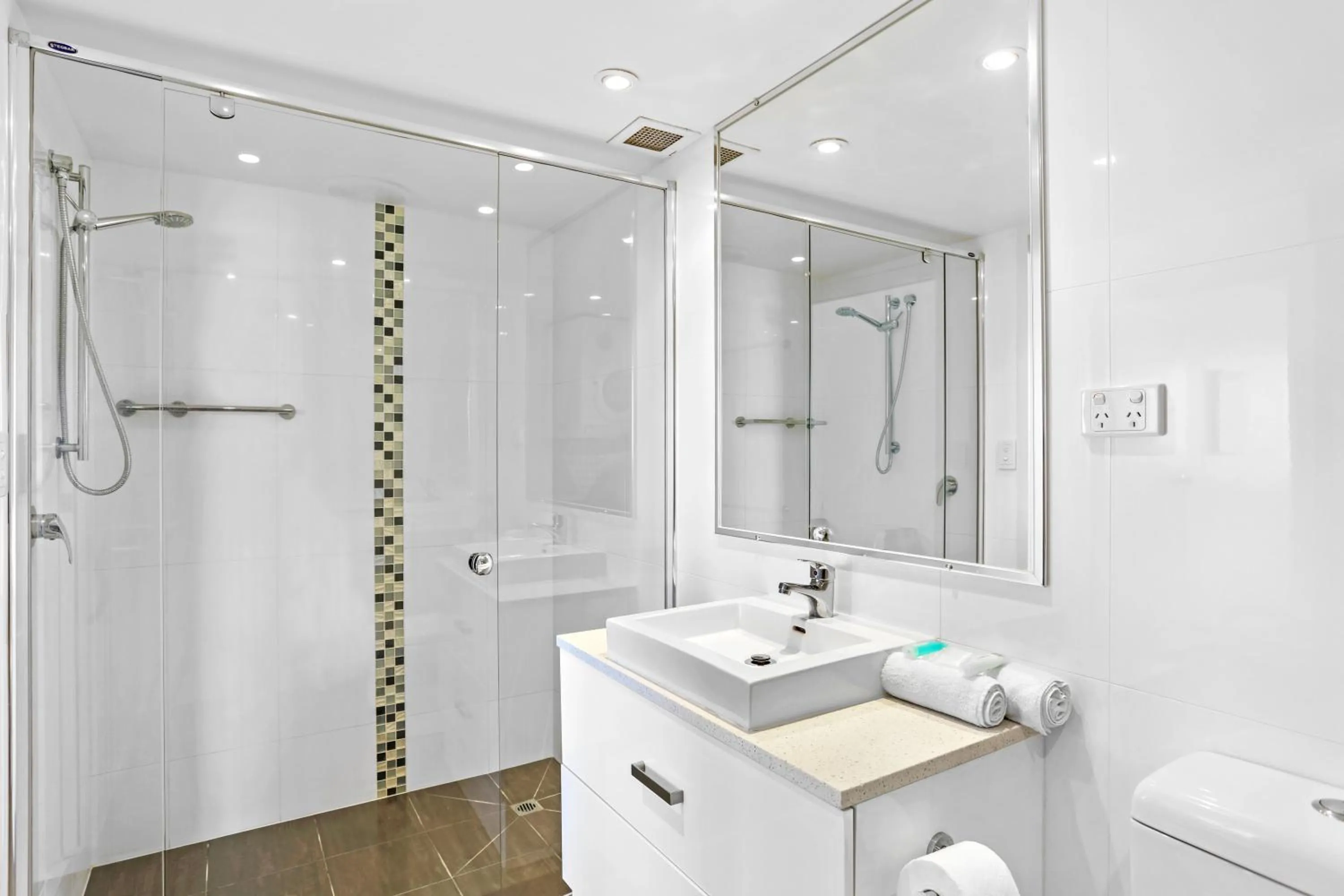 Shower in Breakers North Absolute Beachfront Apartments - Official