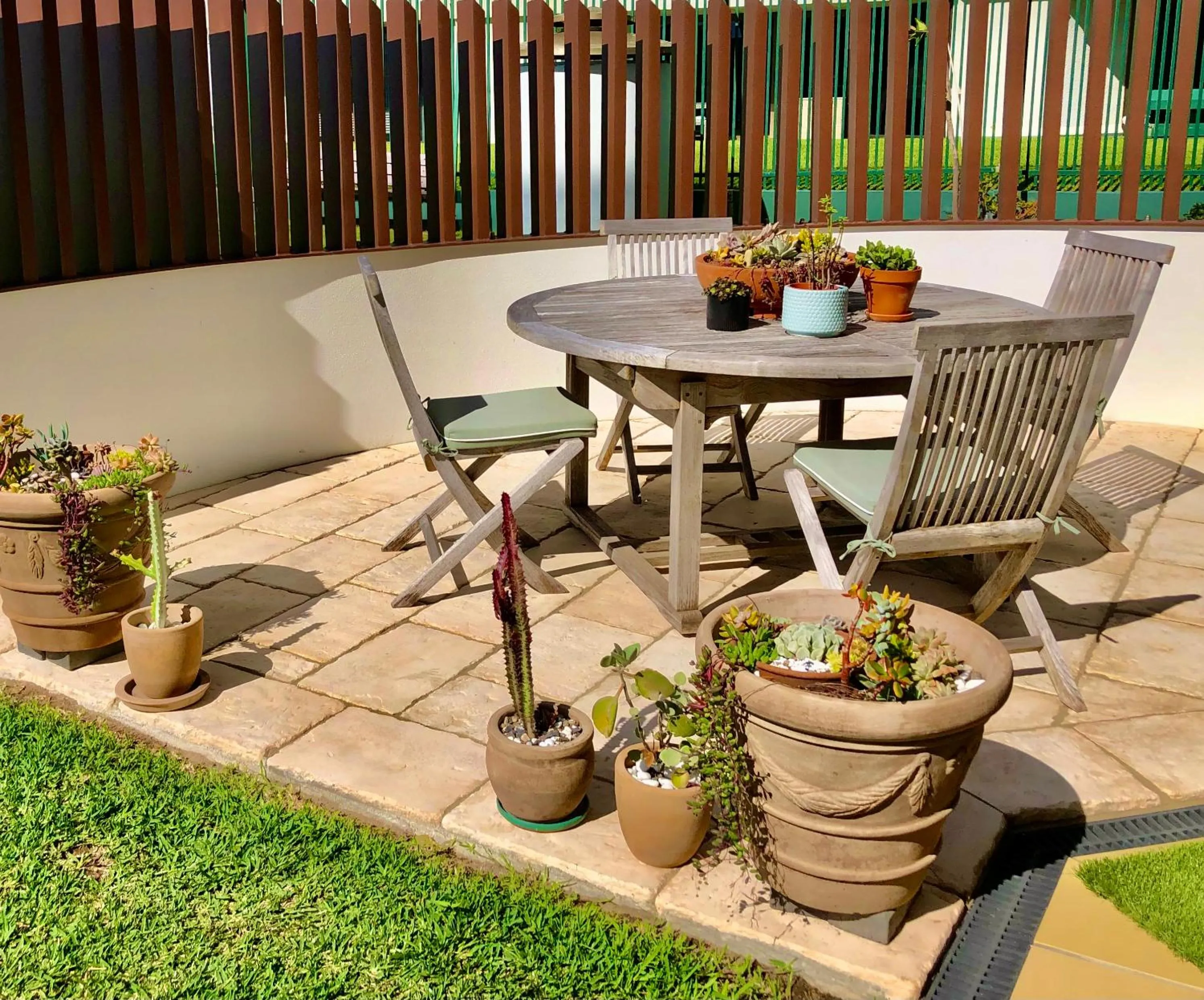 Breakers North Absolute Beachfront Apartments - Official