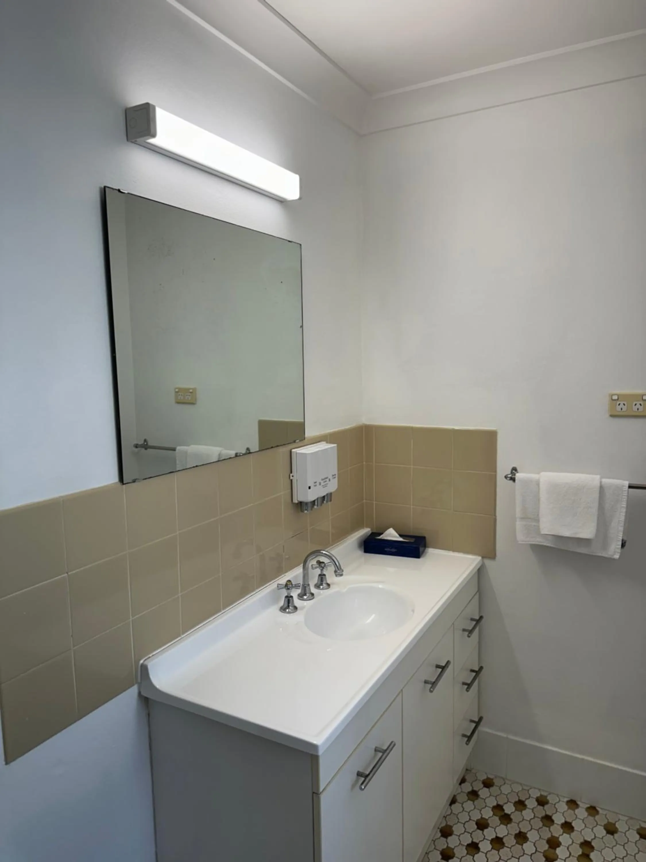 Bathroom in Bentleigh Motor Inn