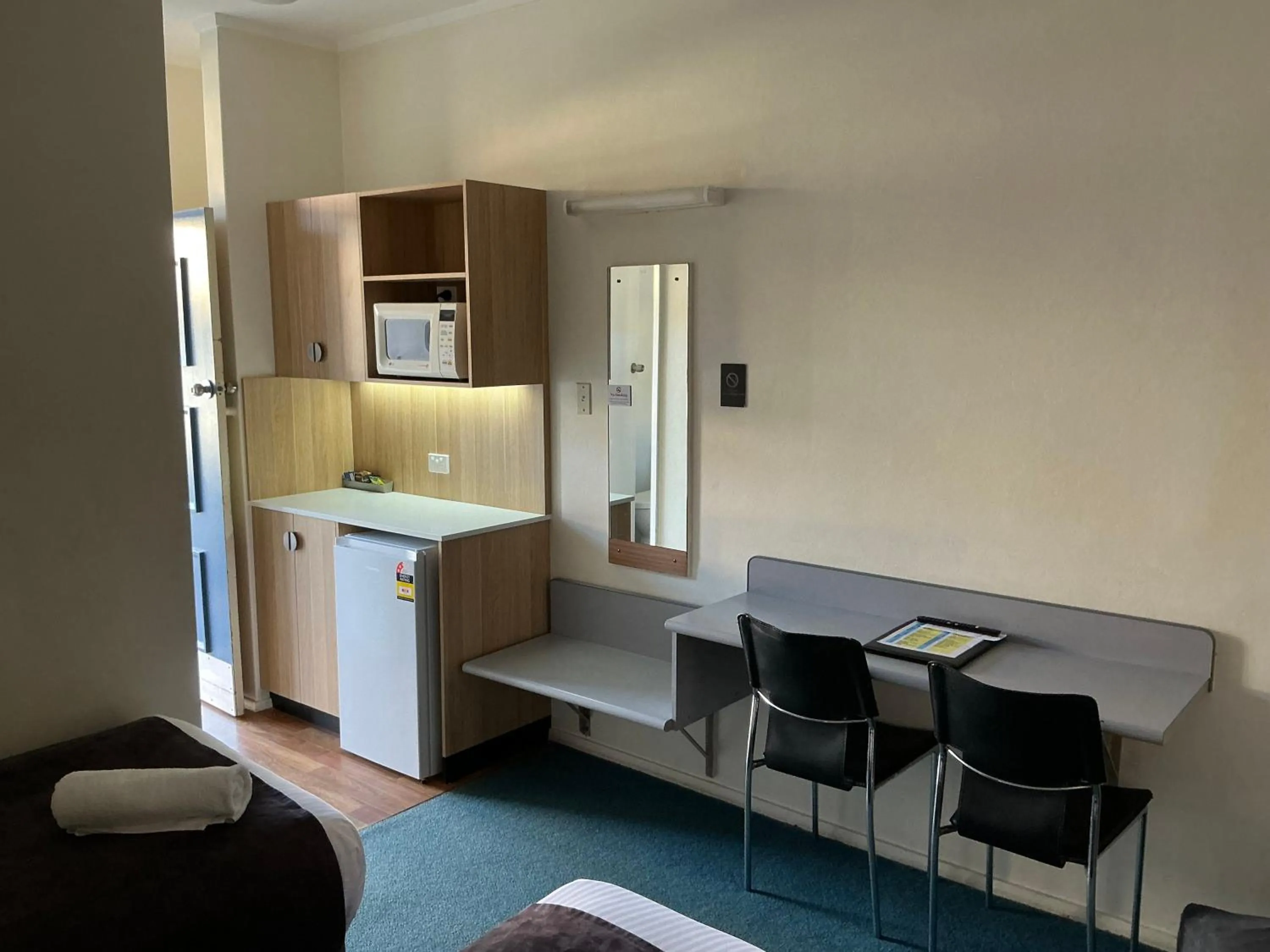 Kitchen or kitchenette in Bentleigh Motor Inn