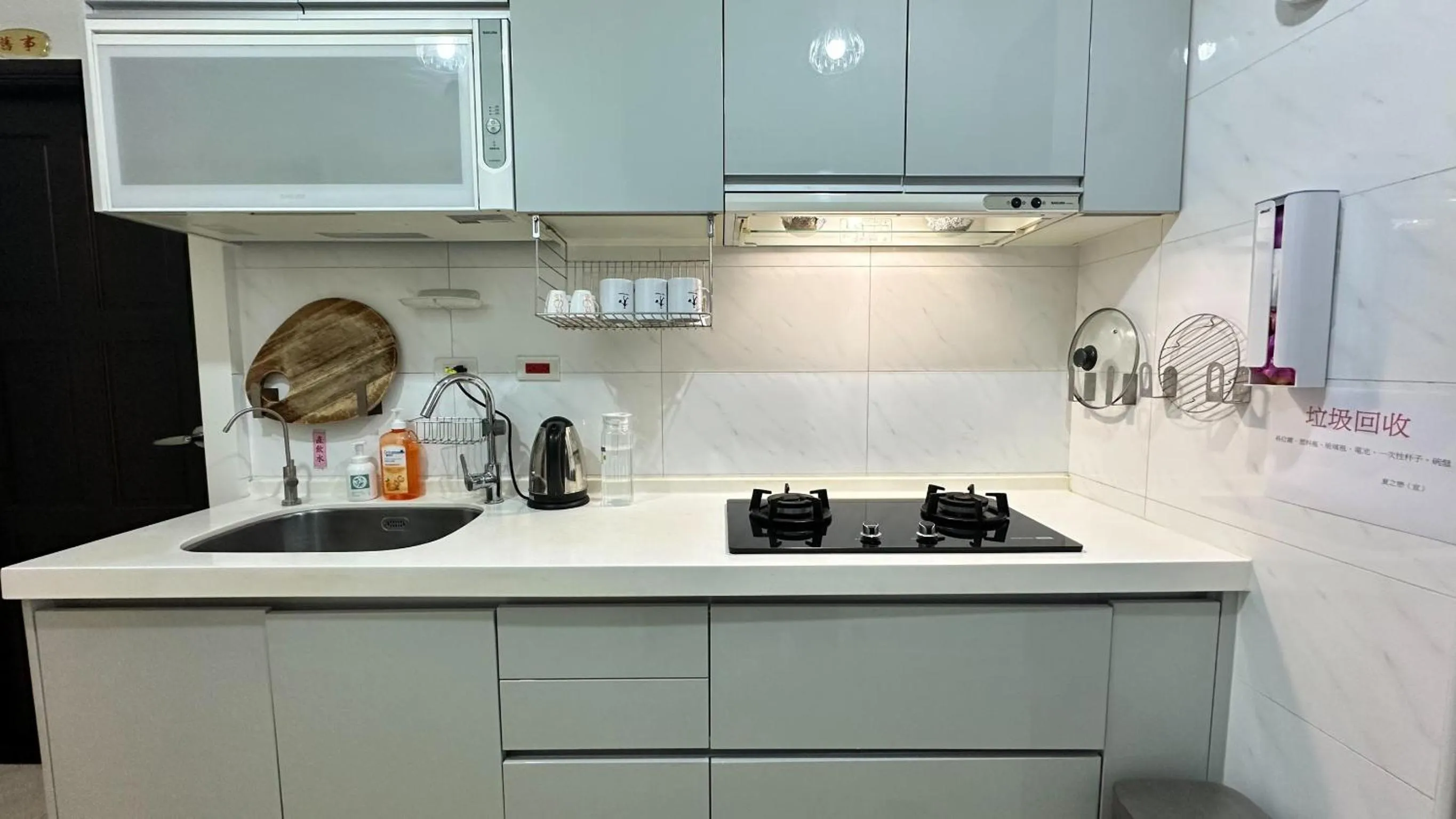 Kitchen or kitchenette in 夏之戀民宿 可包棟 近金城市區