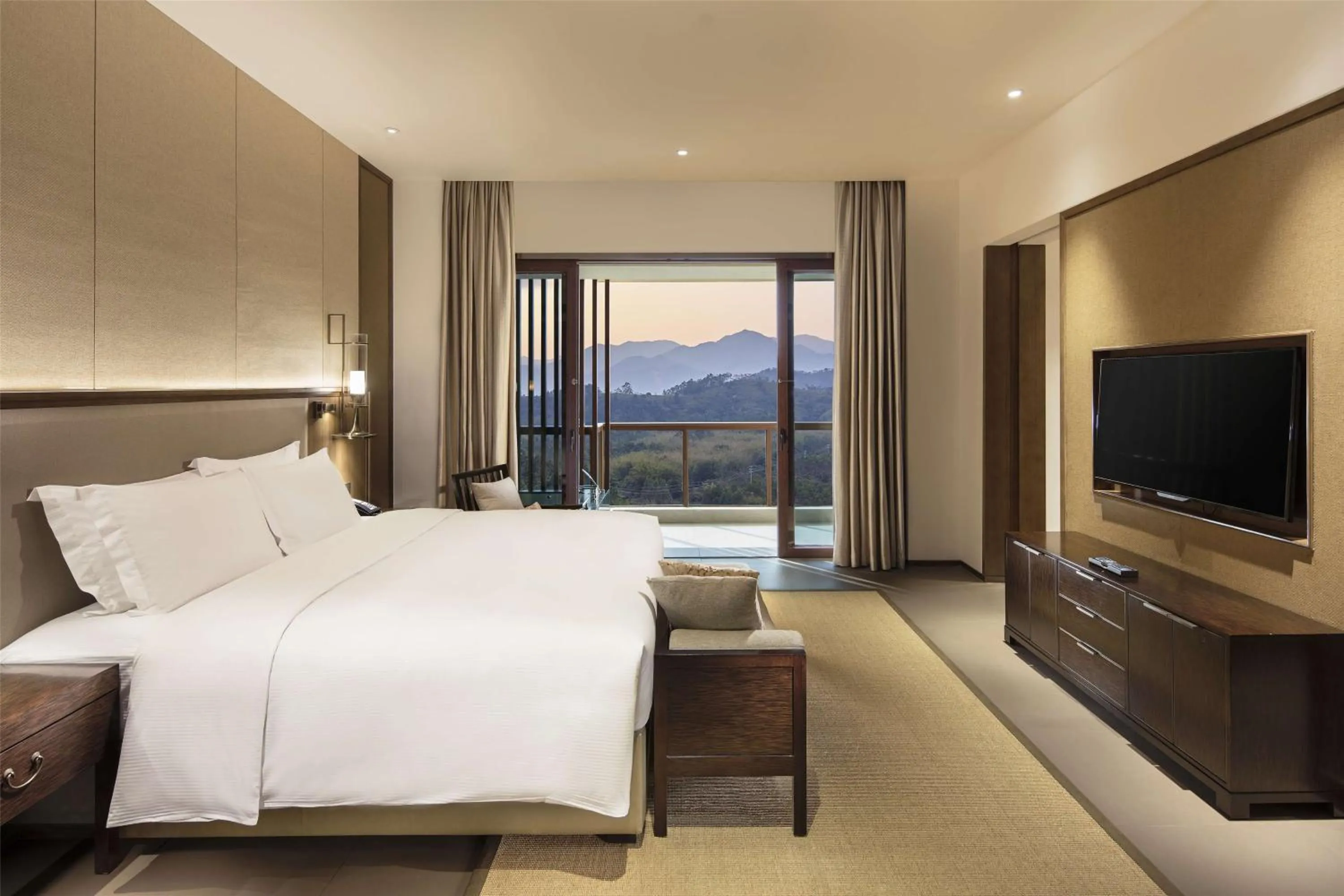 Bedroom, Bed in Hilton Huizhou Longmen Resort