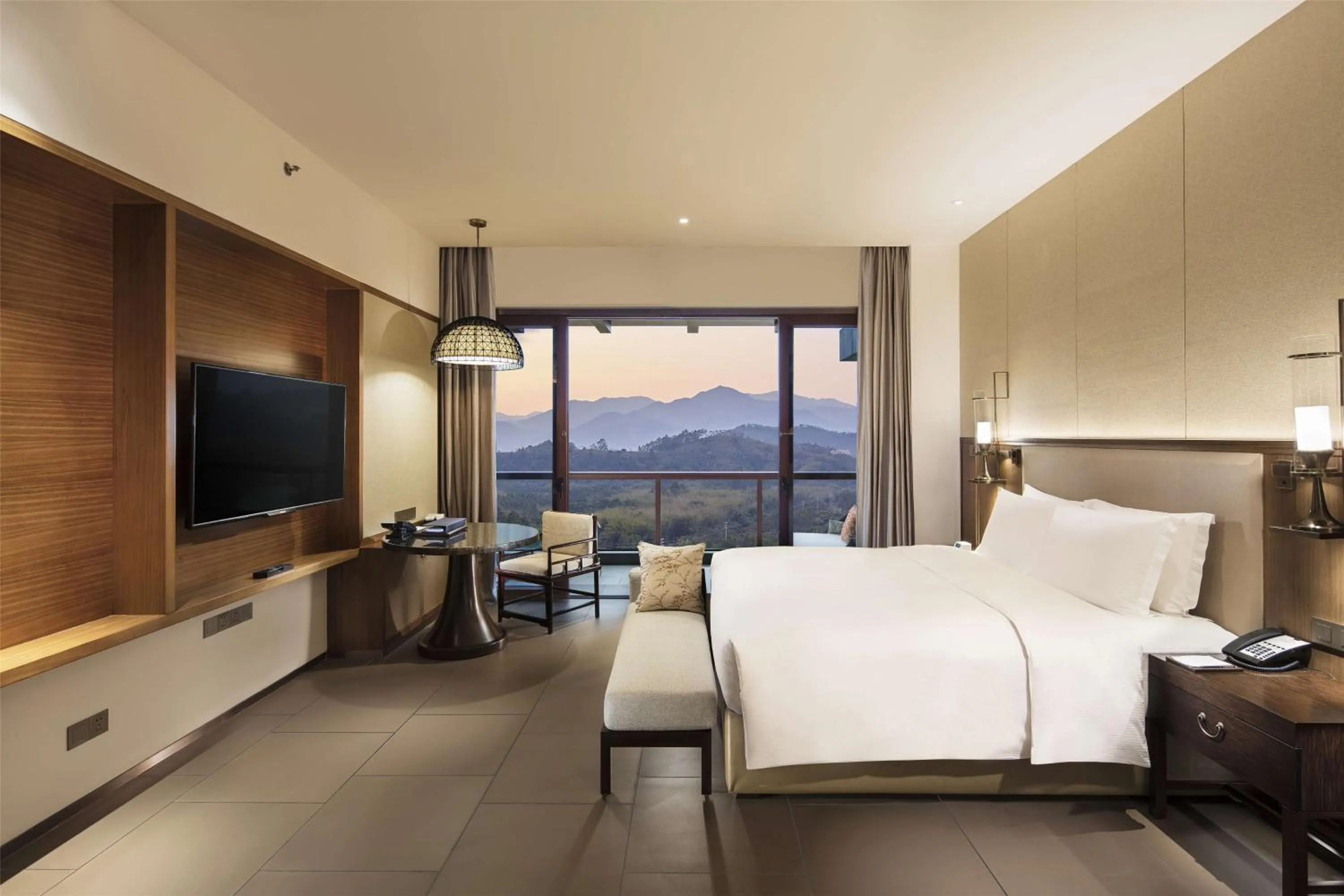 Bedroom, Bed in Hilton Huizhou Longmen Resort