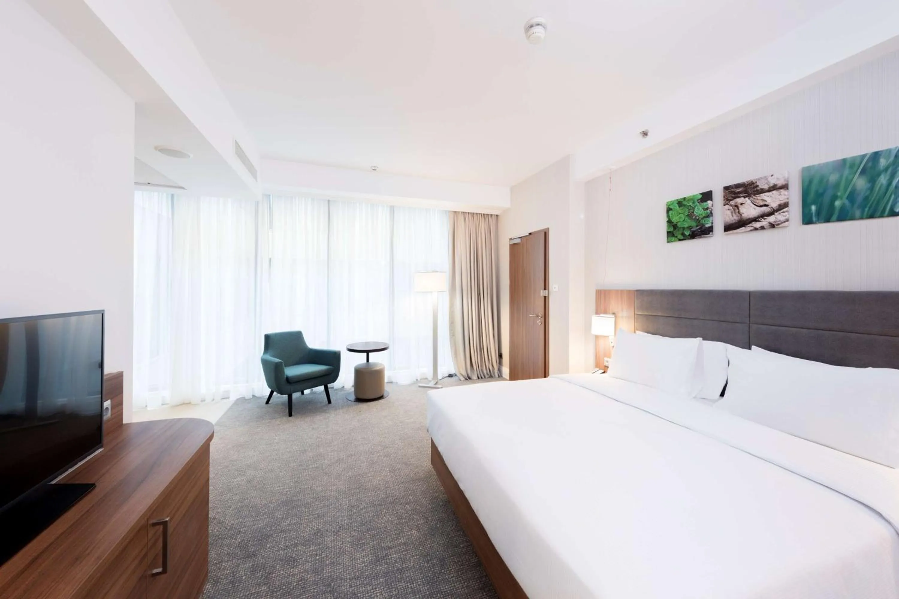 Bedroom, Bed in Hilton Garden Inn Bucharest Old Town