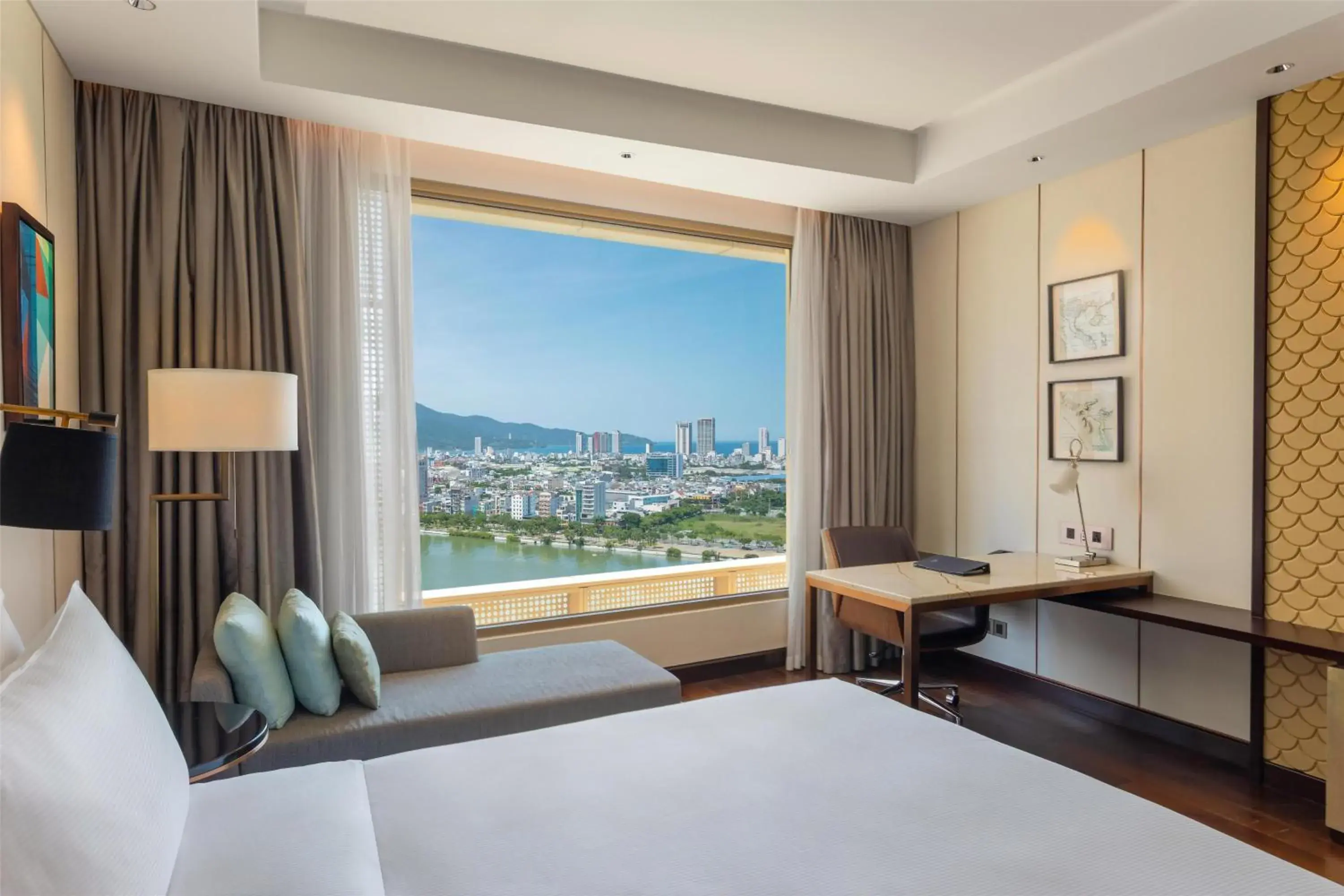 King Room with River View in Hilton Da Nang King Room with River View in Hilton Da Nang
