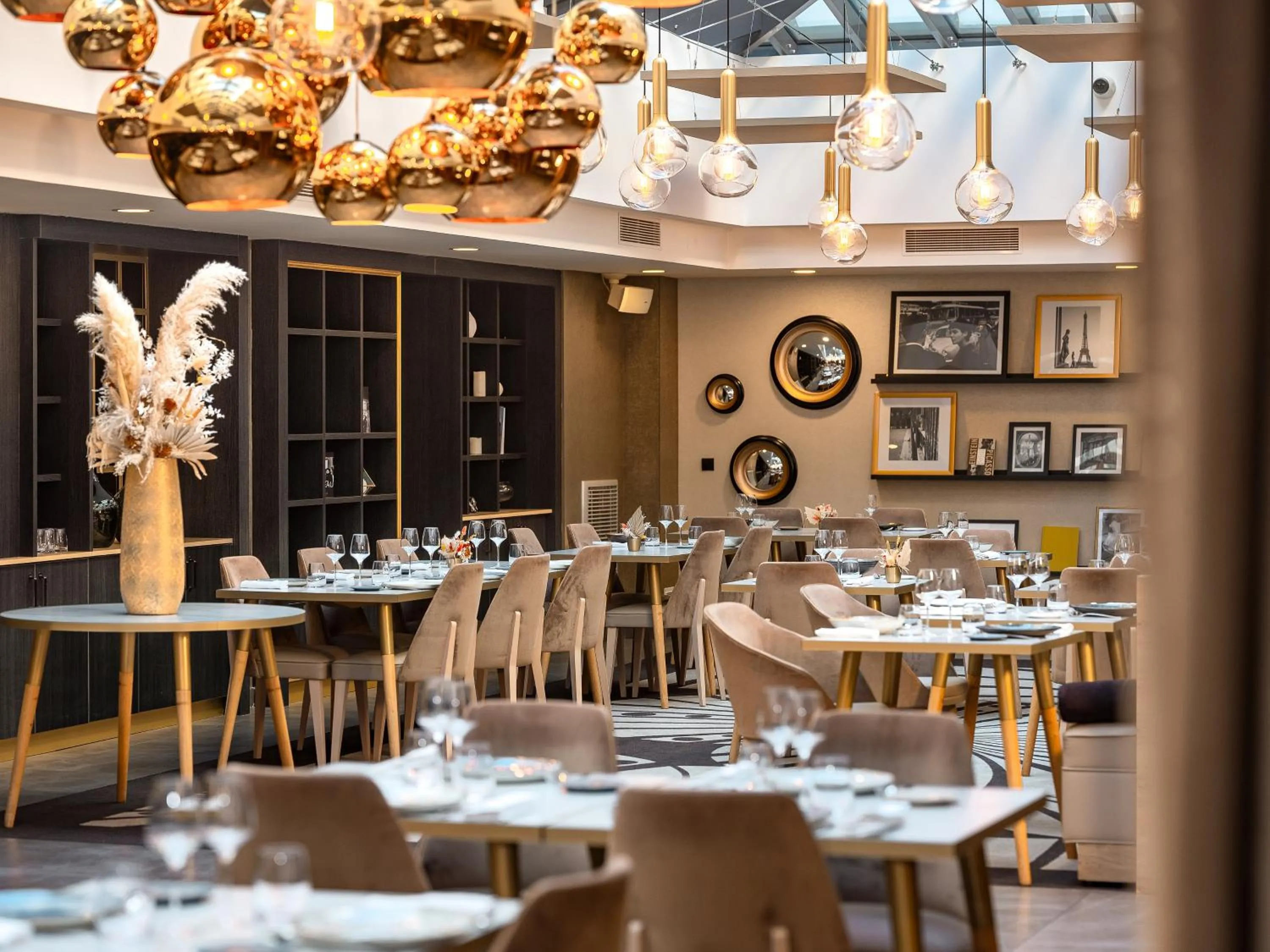 Restaurant/places to eat in Niepce Paris, Curio Collection By Hilton