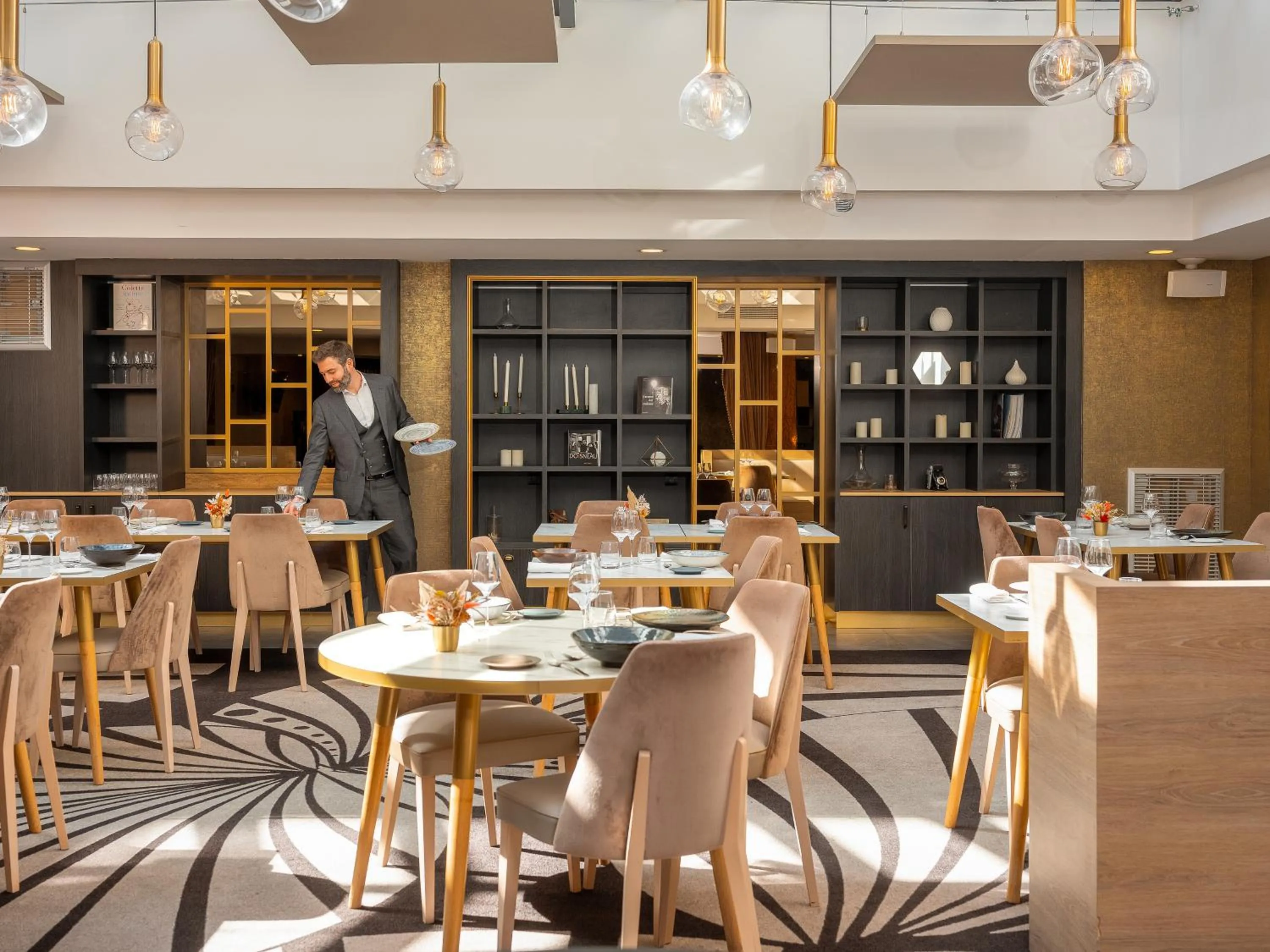 Restaurant/places to eat in Niepce Paris, Curio Collection By Hilton
