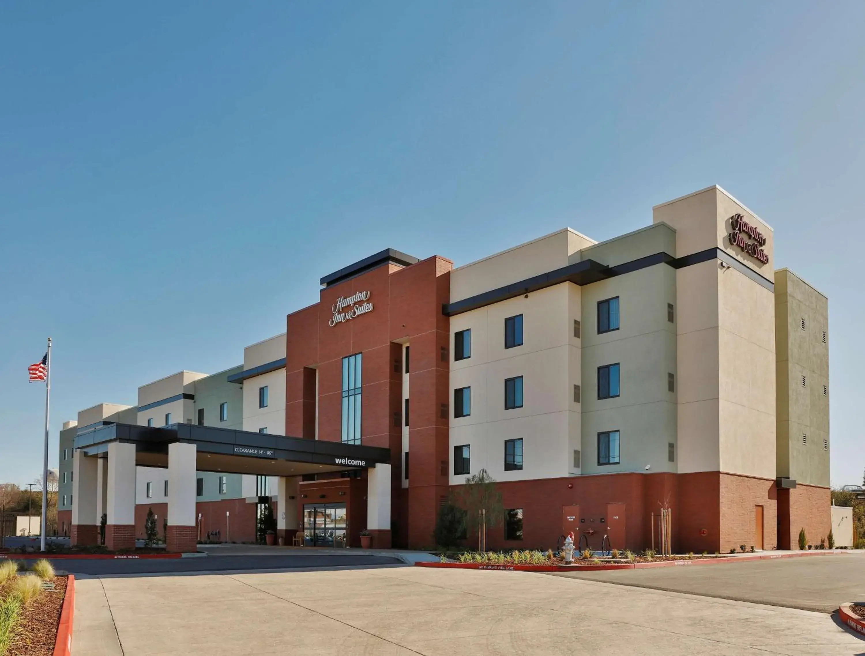 Property building in Hampton Inn & Suites Sacramento at CSUS Property building in Hampton Inn & Suites Sacramento at CSUS
