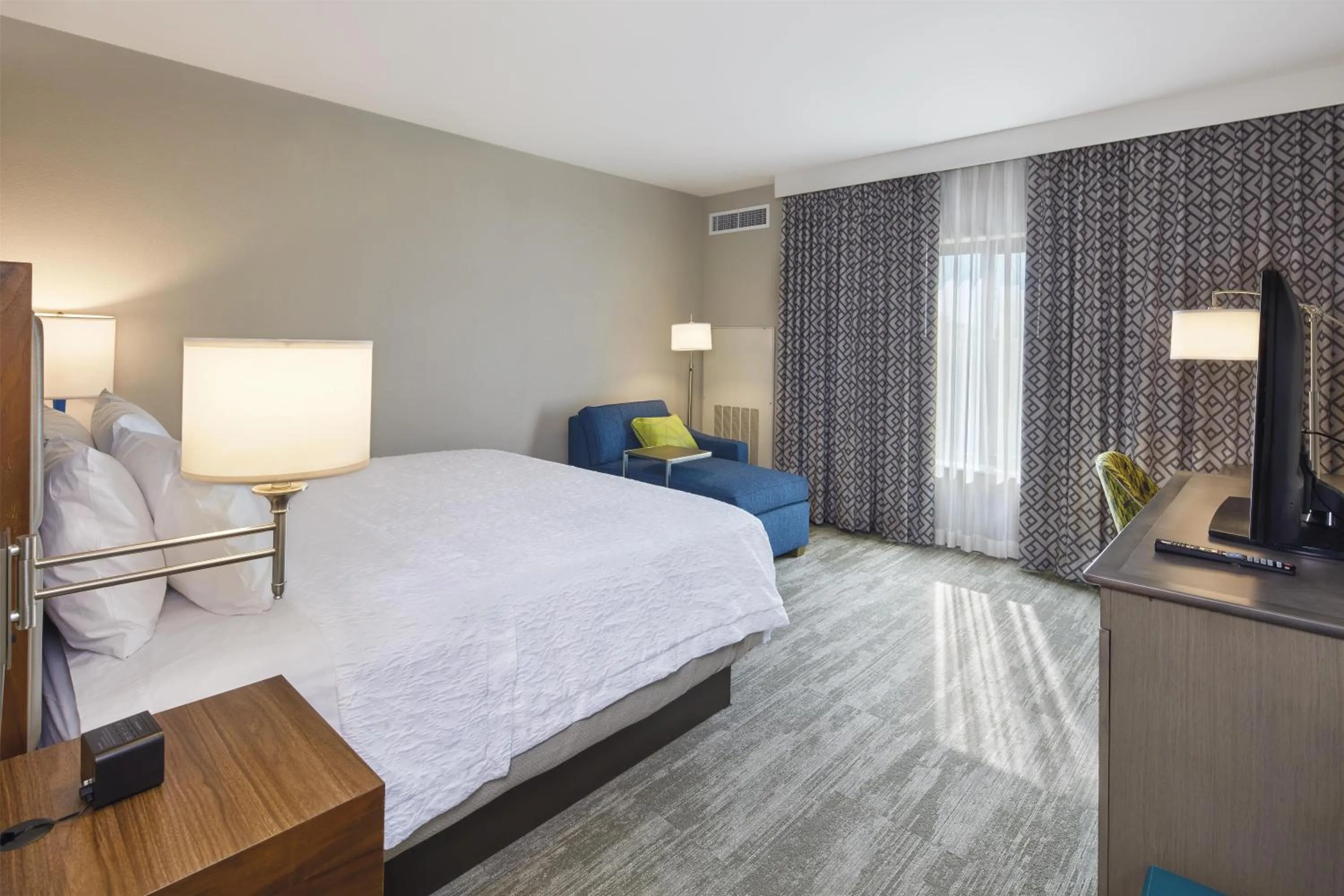 Bed in Hampton Inn & Suites Sacramento at CSUS