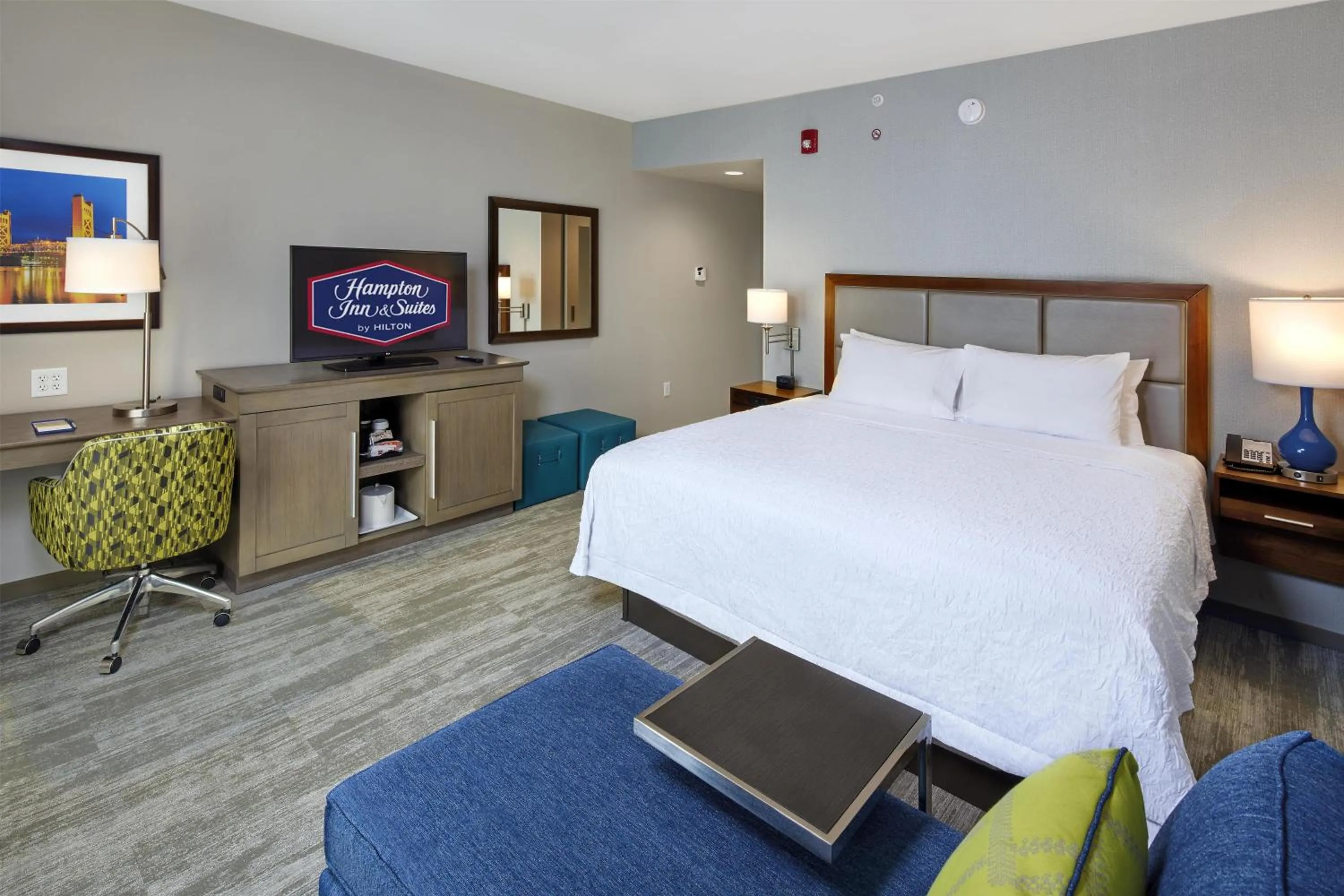 Bed in Hampton Inn & Suites Sacramento at CSUS