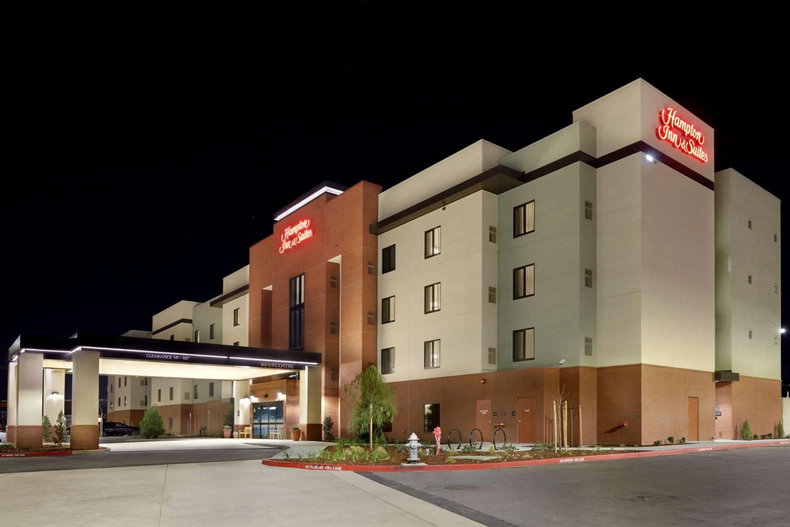 Property building in Hampton Inn & Suites Sacramento at CSUS