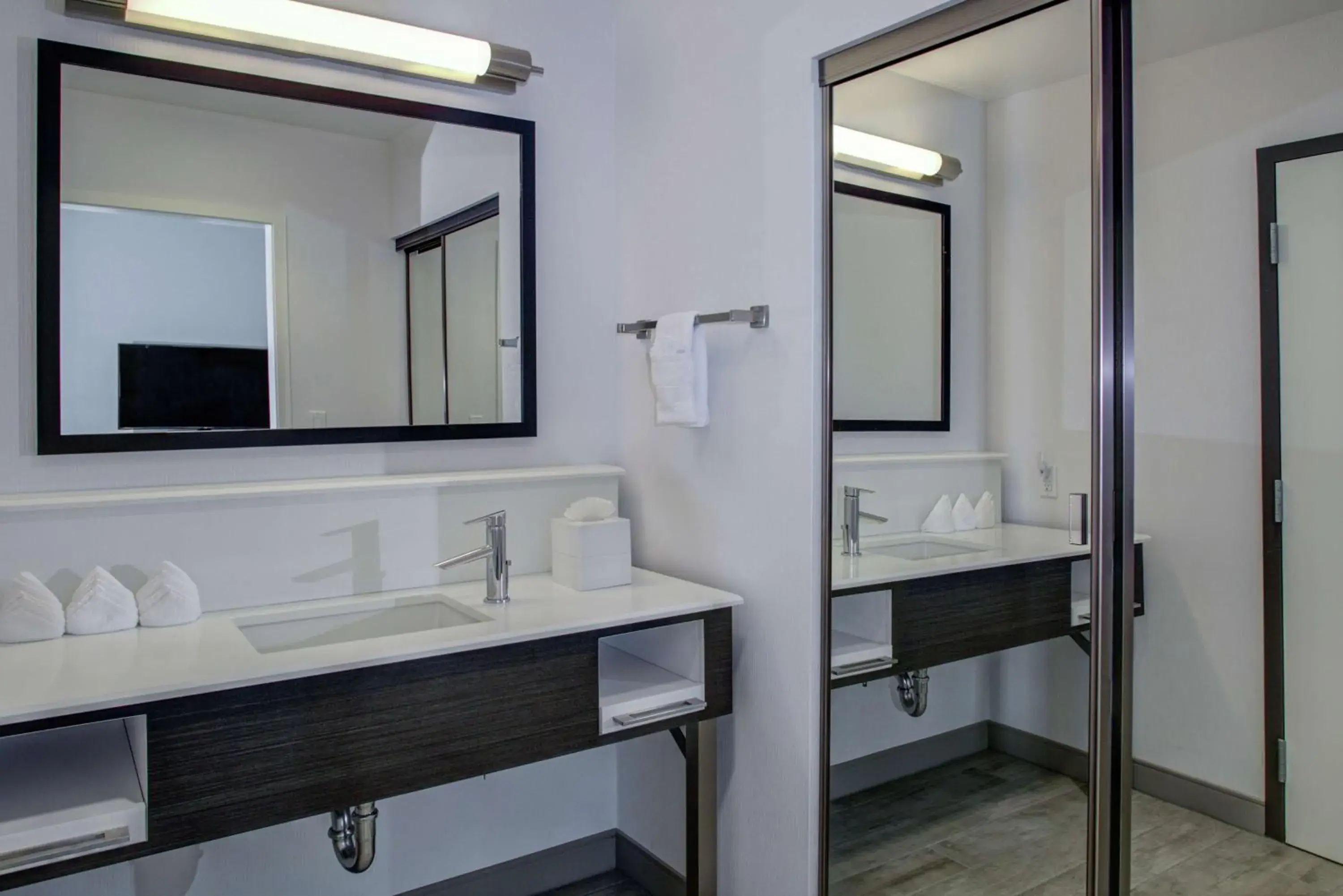 Bathroom in Hampton Inn & Suites Irvine/Orange County Airport Bathroom in Hampton Inn & Suites Irvine/Orange County Airport