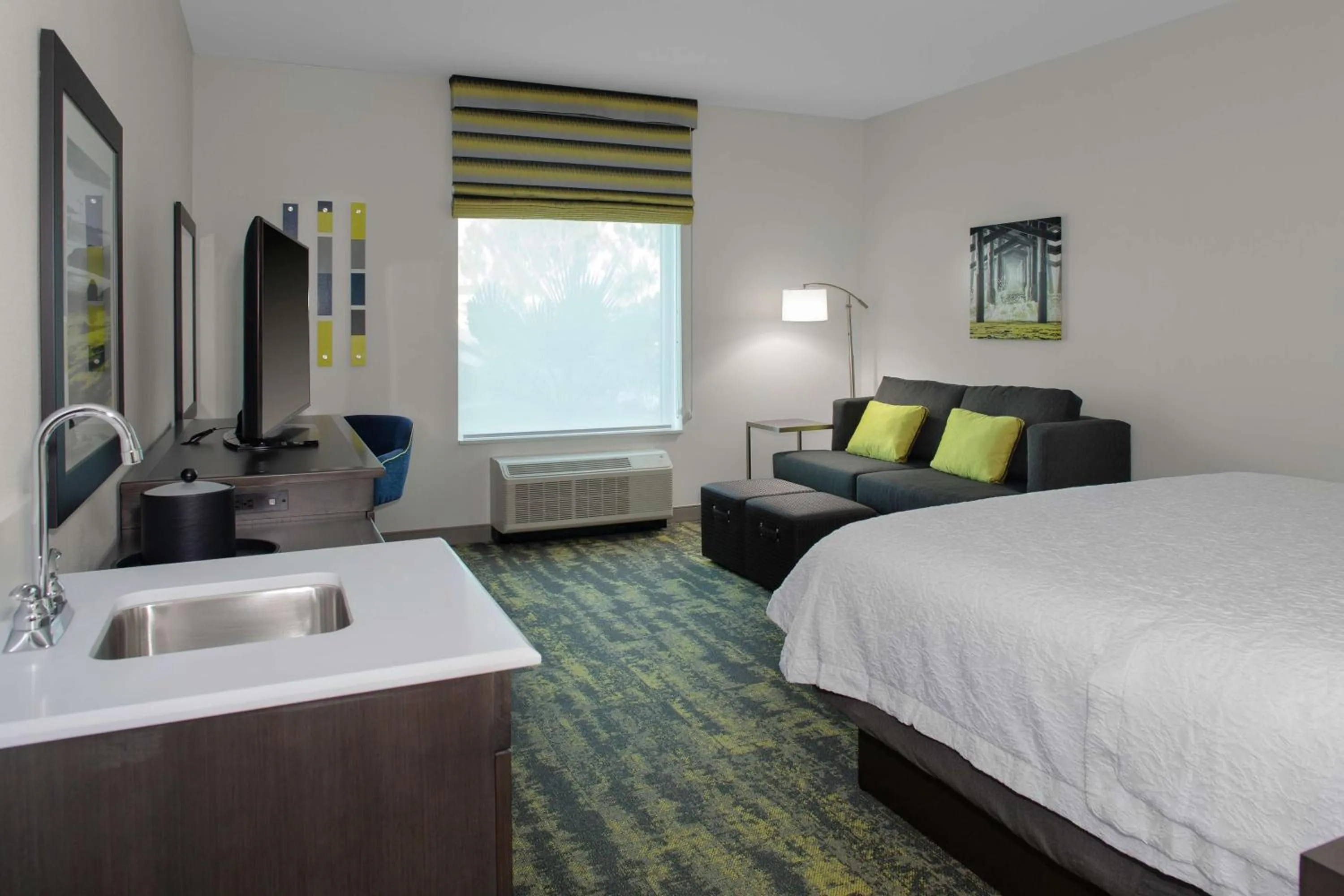 Bedroom, Bed in Hampton Inn & Suites Irvine/Orange County Airport