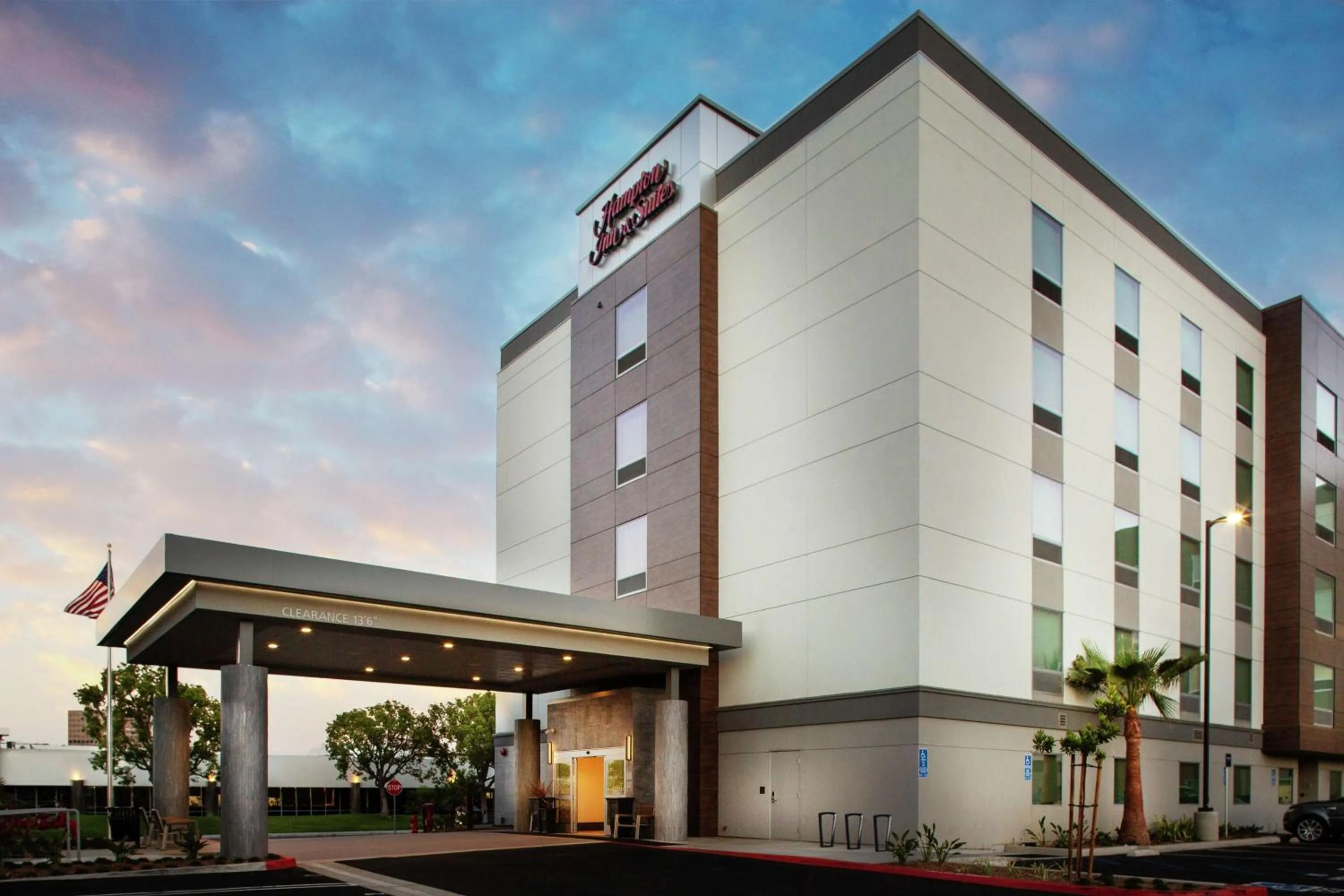 Property building in Hampton Inn & Suites Irvine/Orange County Airport