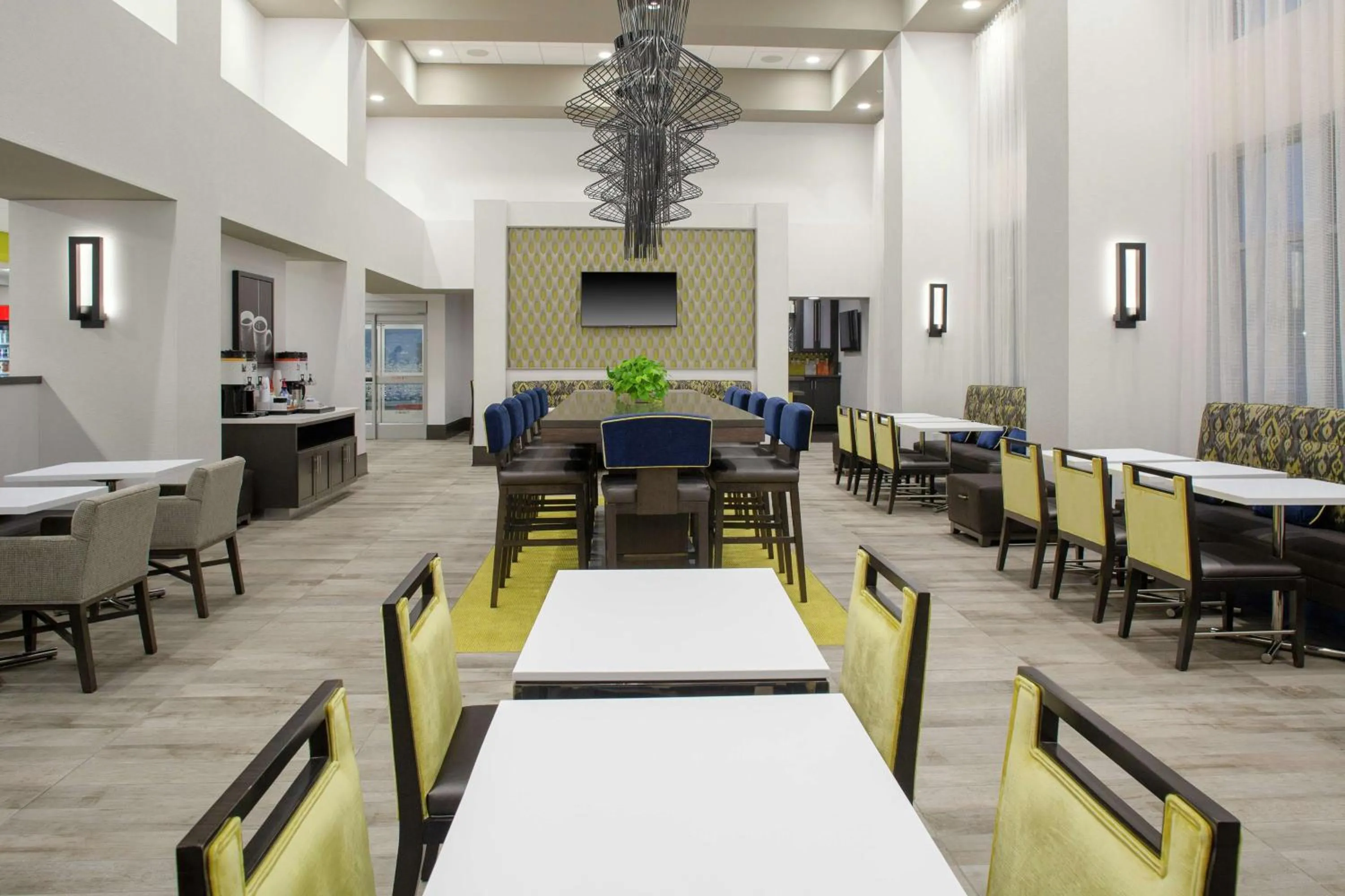 Dining area in Hampton Inn & Suites Irvine/Orange County Airport