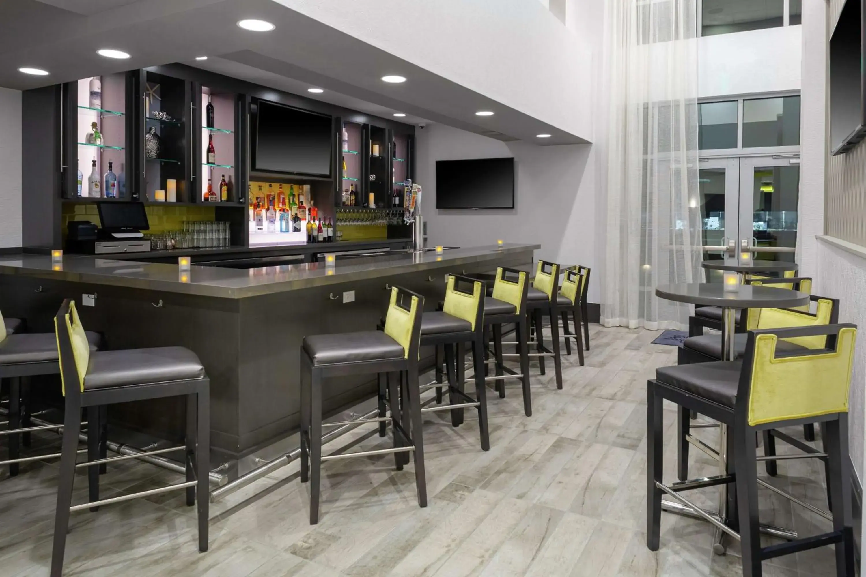 Lounge or bar in Hampton Inn & Suites Irvine/Orange County Airport Lounge or bar in Hampton Inn & Suites Irvine/Orange County Airport
