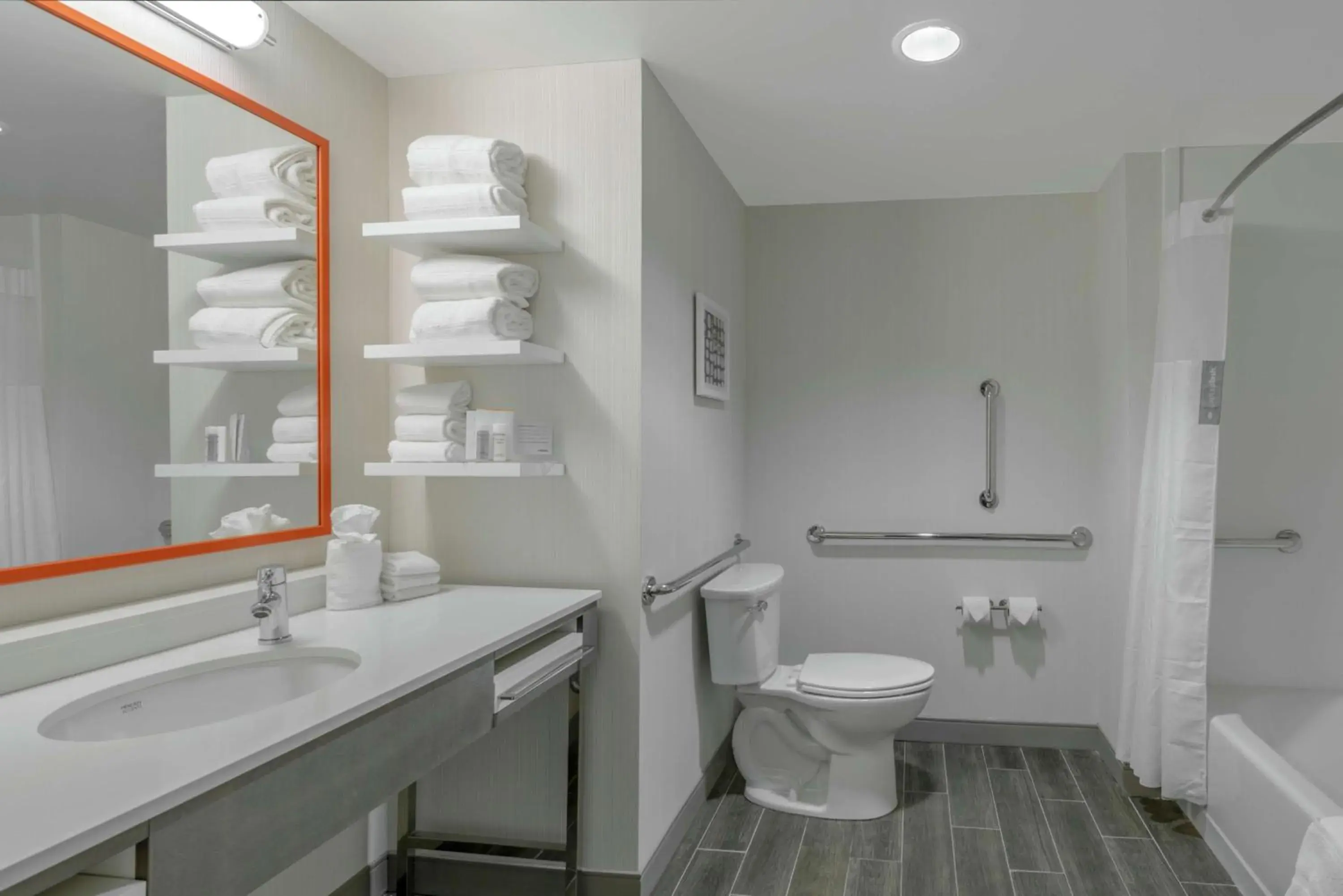 Bathroom in Hampton Inn & Suites Glenarden/Washington DC Bathroom in Hampton Inn & Suites Glenarden/Washington DC