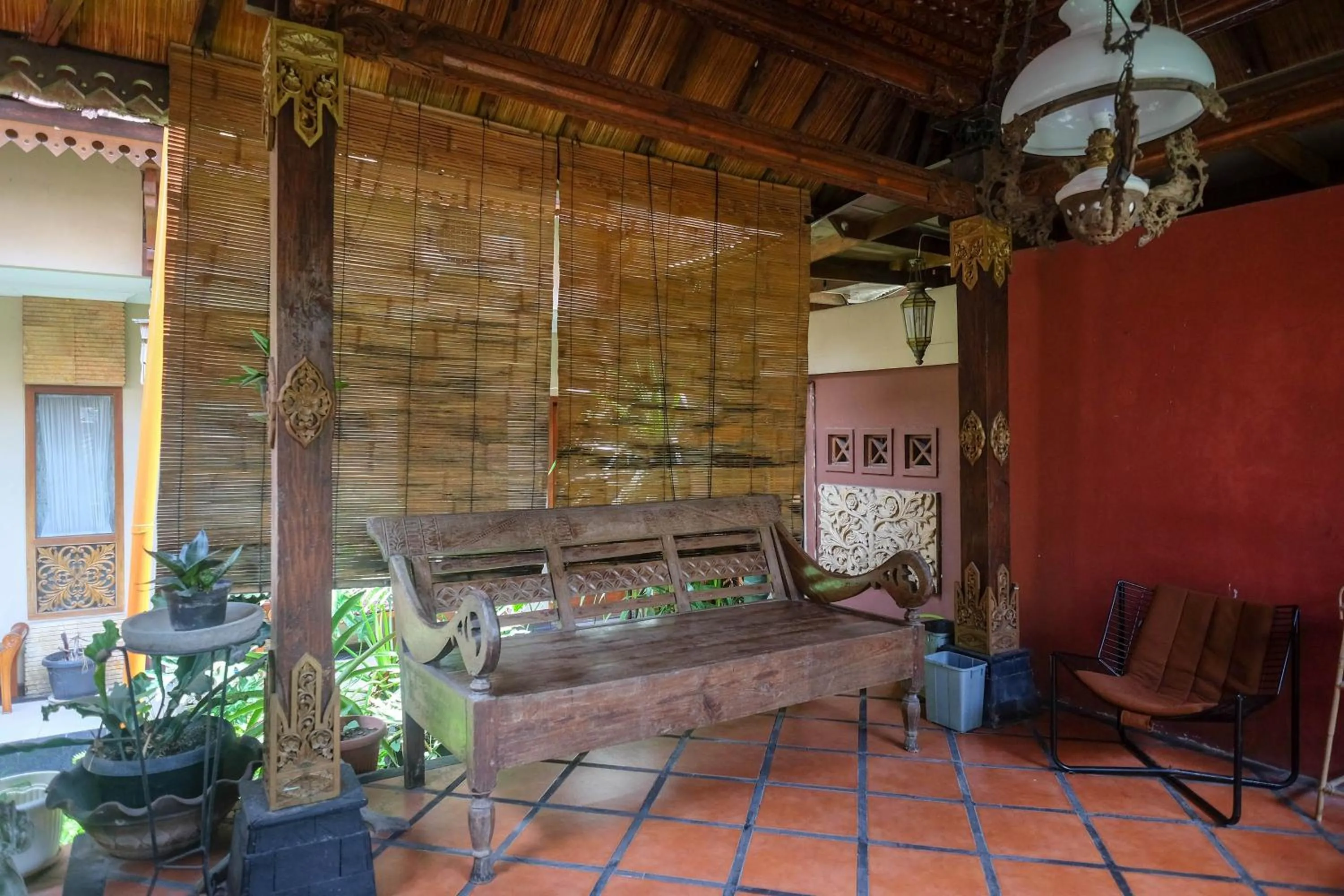 Seating area in Urbanview Omah Eka Santi by RedDoorz