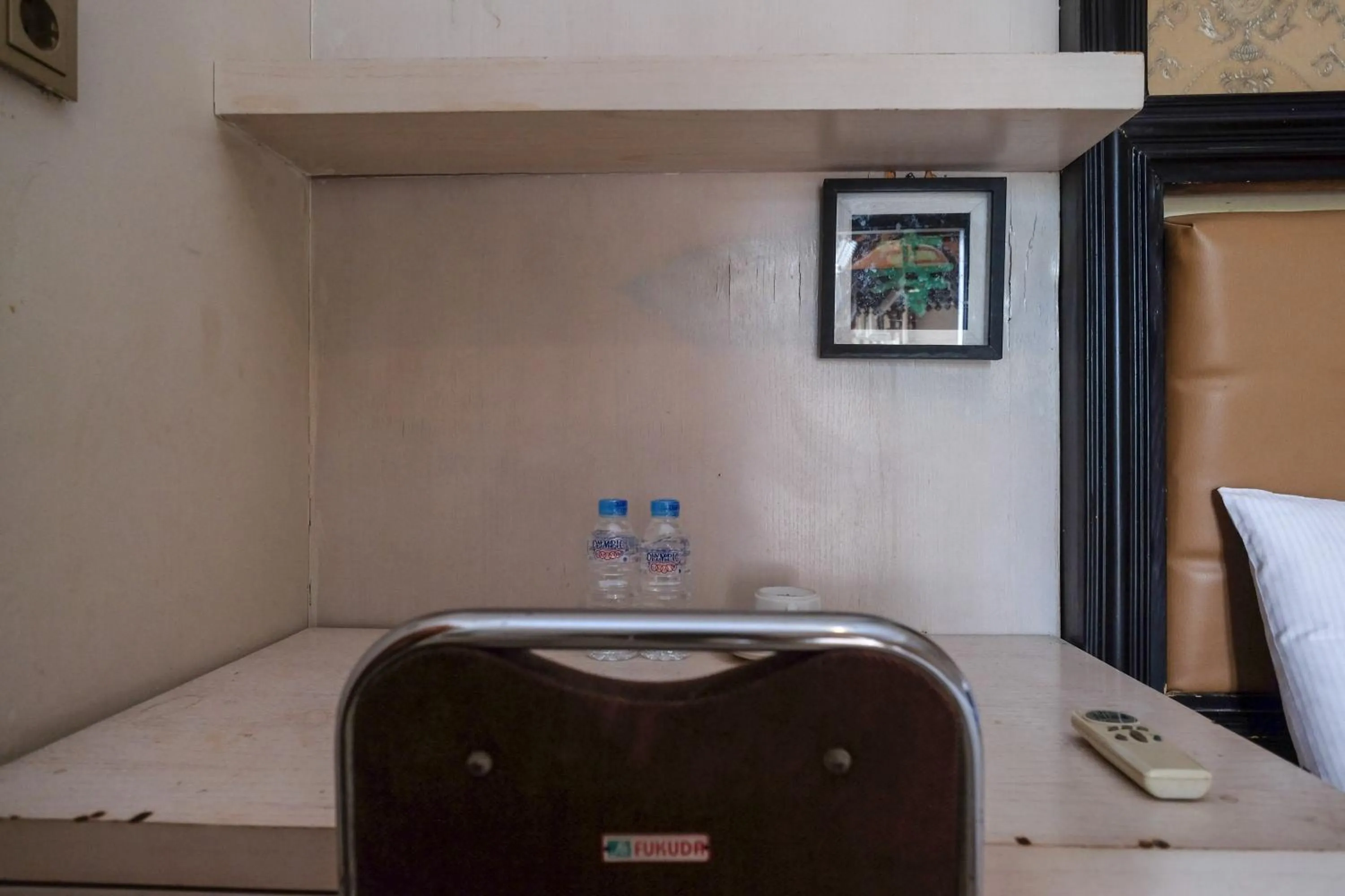 Seating area, Bed in Urbanview Omah Eka Santi by RedDoorz