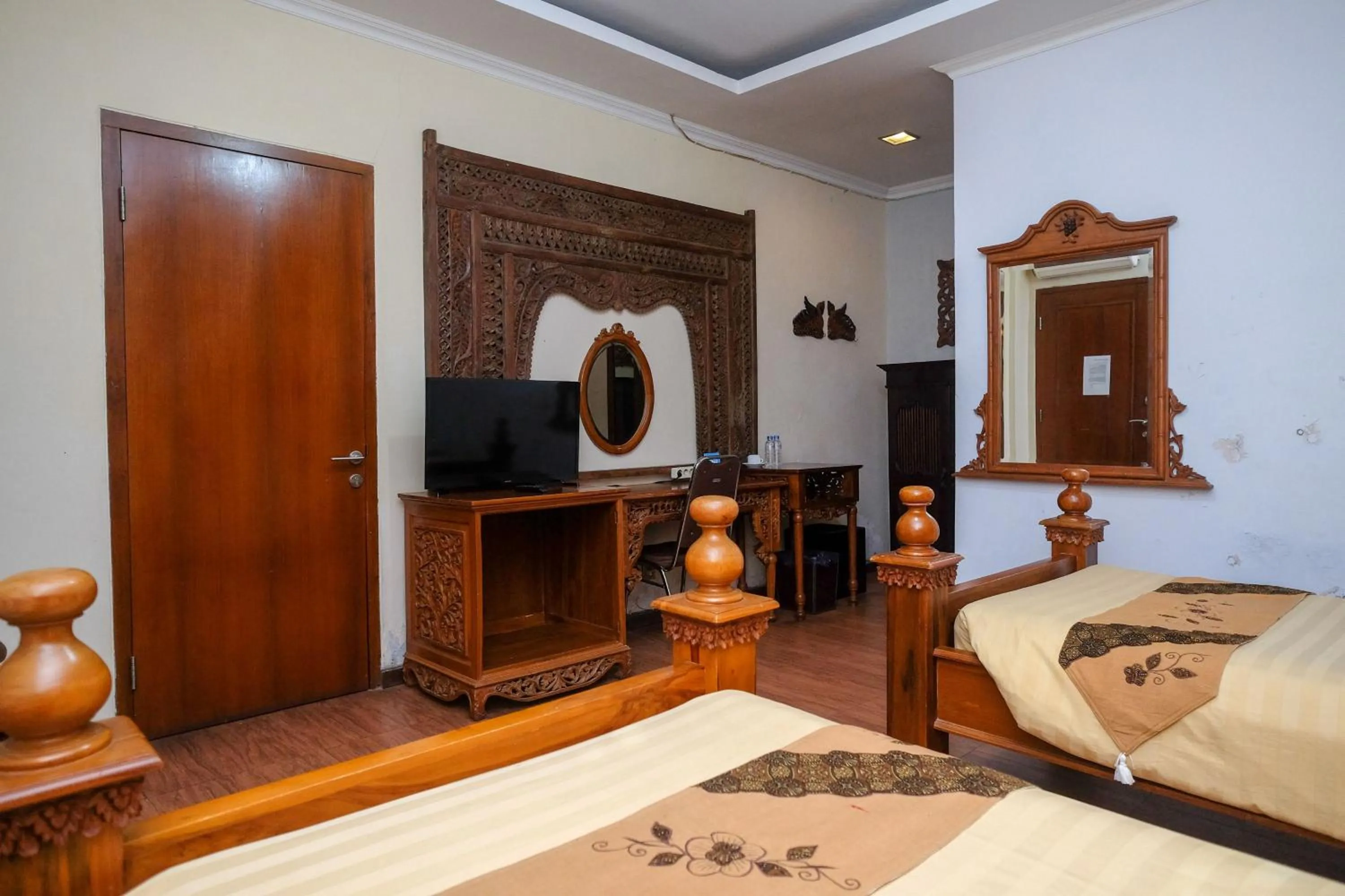 TV and multimedia, Bed in Urbanview Omah Eka Santi by RedDoorz