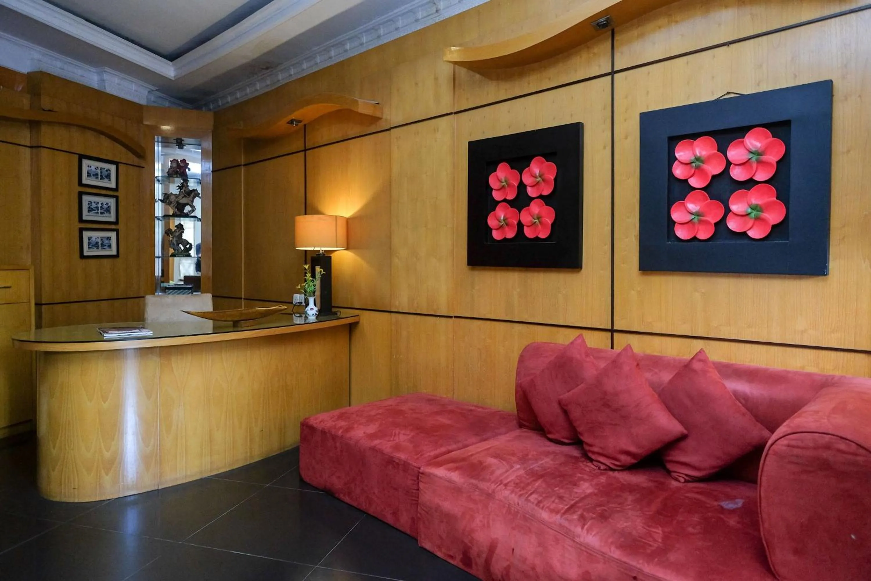 Seating area in Urbanview Omah Eka Santi by RedDoorz