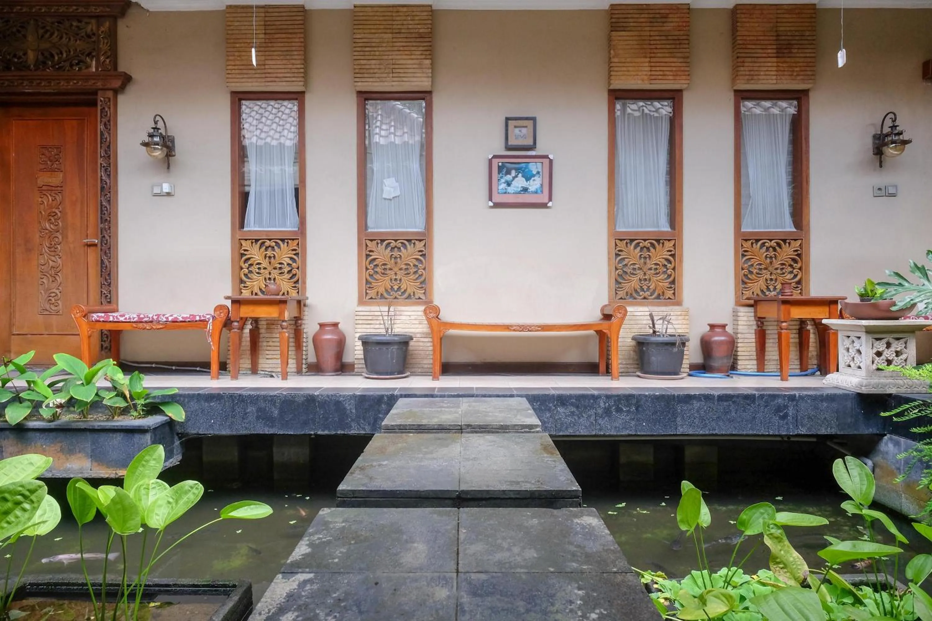 Seating area in Urbanview Omah Eka Santi by RedDoorz